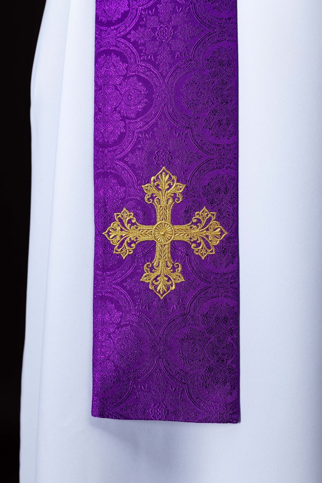 Bestickte Stola mit Kreuzmotiv aus violettem Jacquardstoff - MESSGEWANDER.DE
