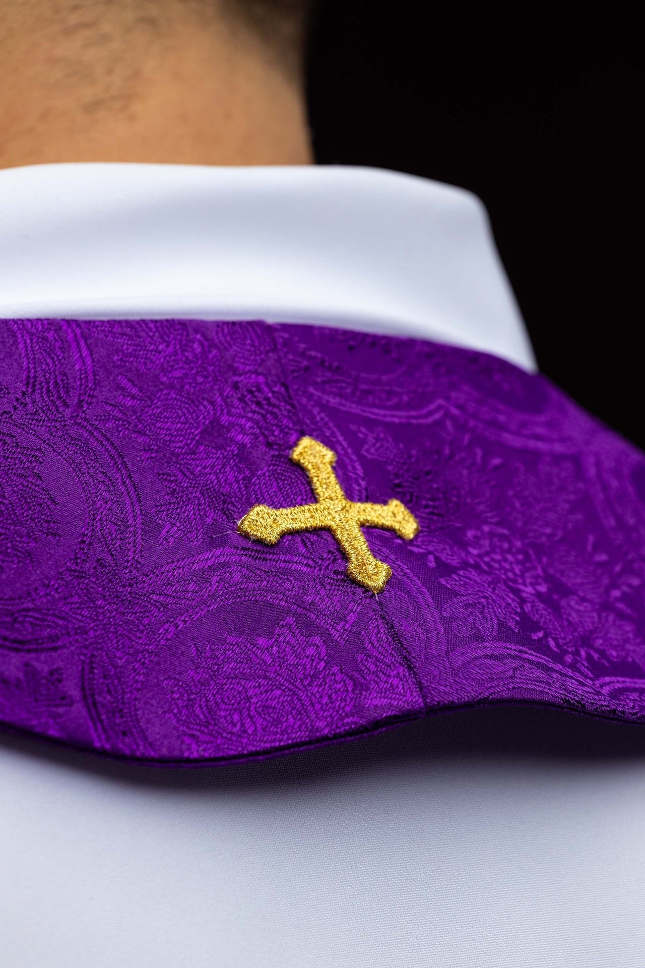 Bestickte Stola mit Kreuzmotiv aus violettem Jacquardstoff - MESSGEWANDER.DE
