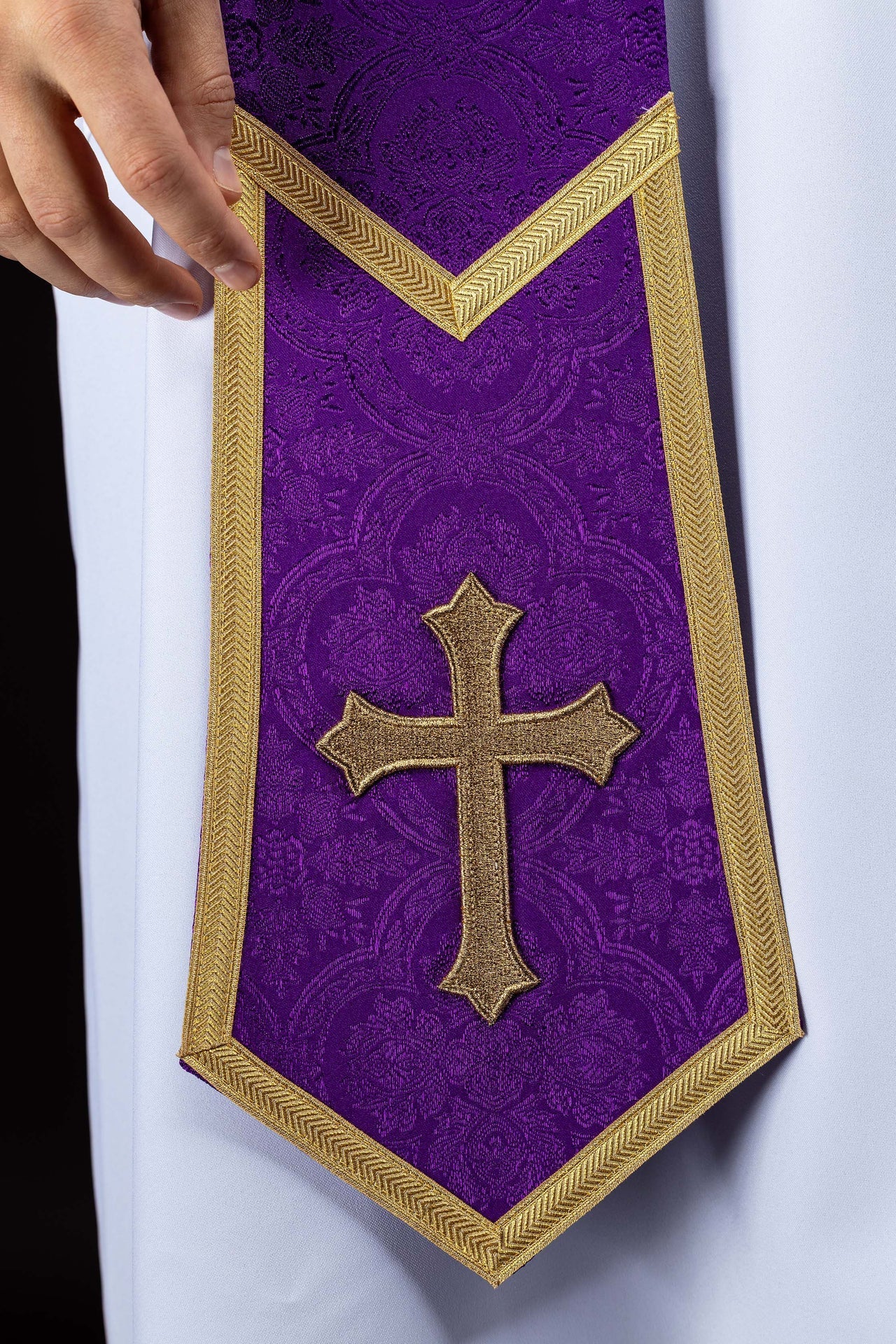 Bestickte Stola mit Kreuzmotiv aus violettem Jacquardstoff - MESSGEWANDER.DE