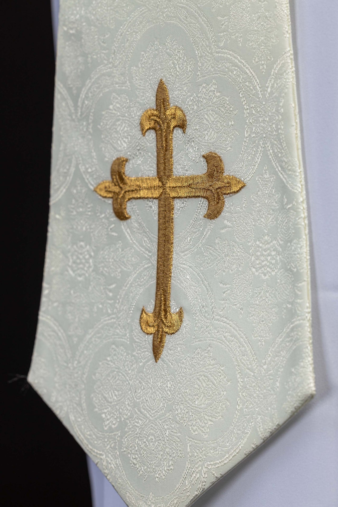 Bestickte Stola mit Kreuzmotiv ecru aus Jacquardstoff - MESSGEWANDER.DE