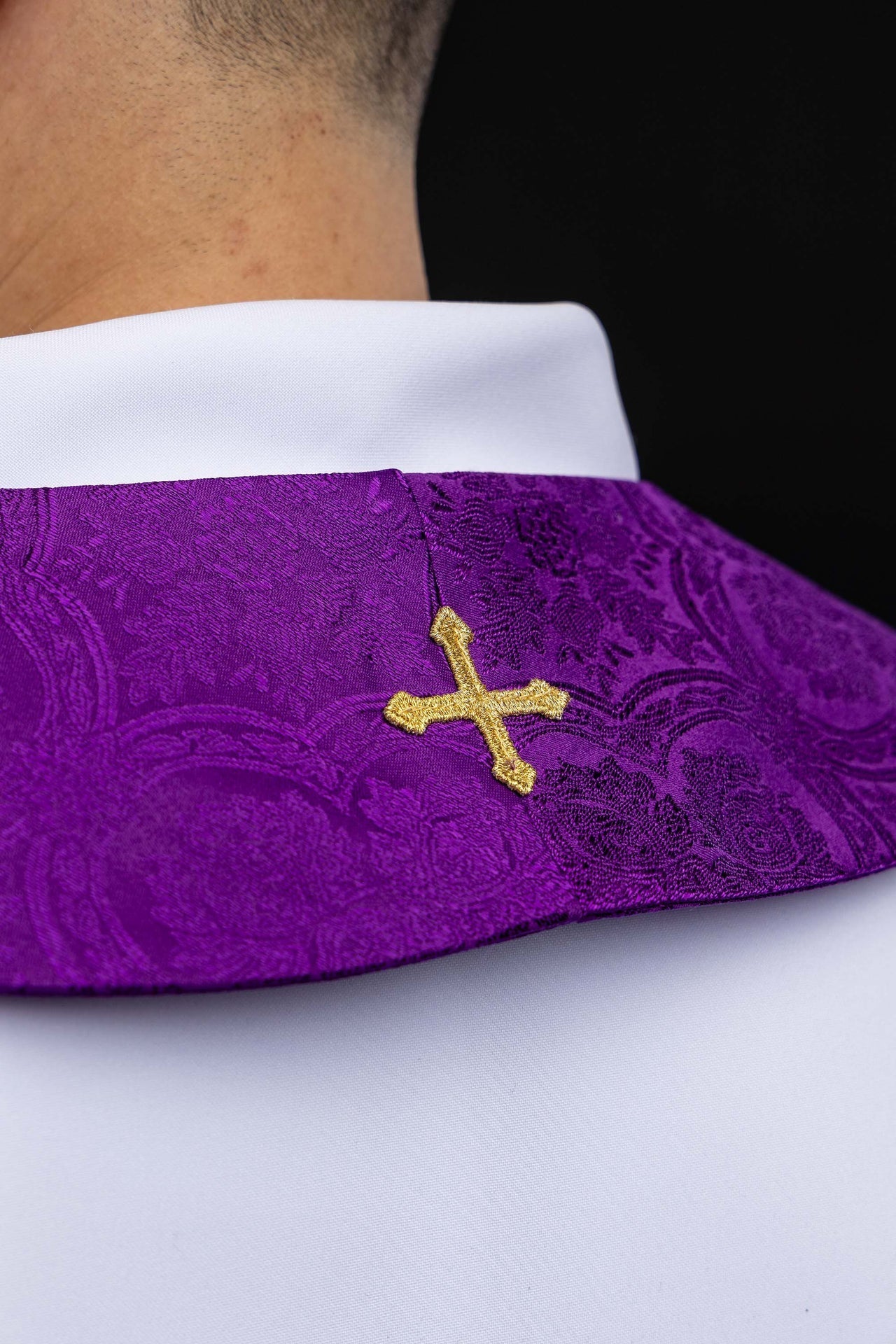 Bestickte Stola mit Kreuzmotiv violetter Jacquardstoff - MESSGEWANDER.DE