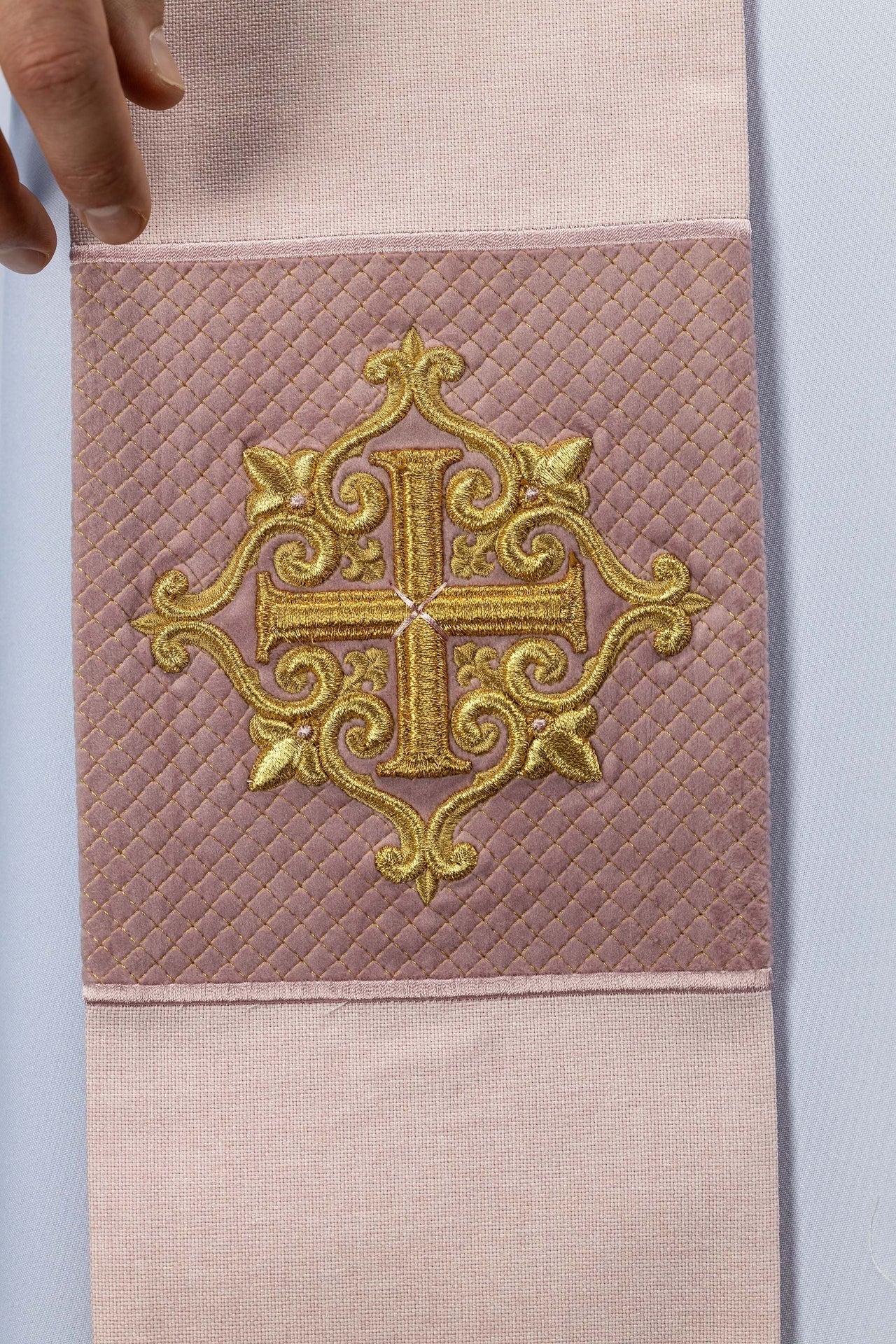 Bestickte Stola mit Kreuzsymbol rosa Samt - MESSGEWANDER.DE