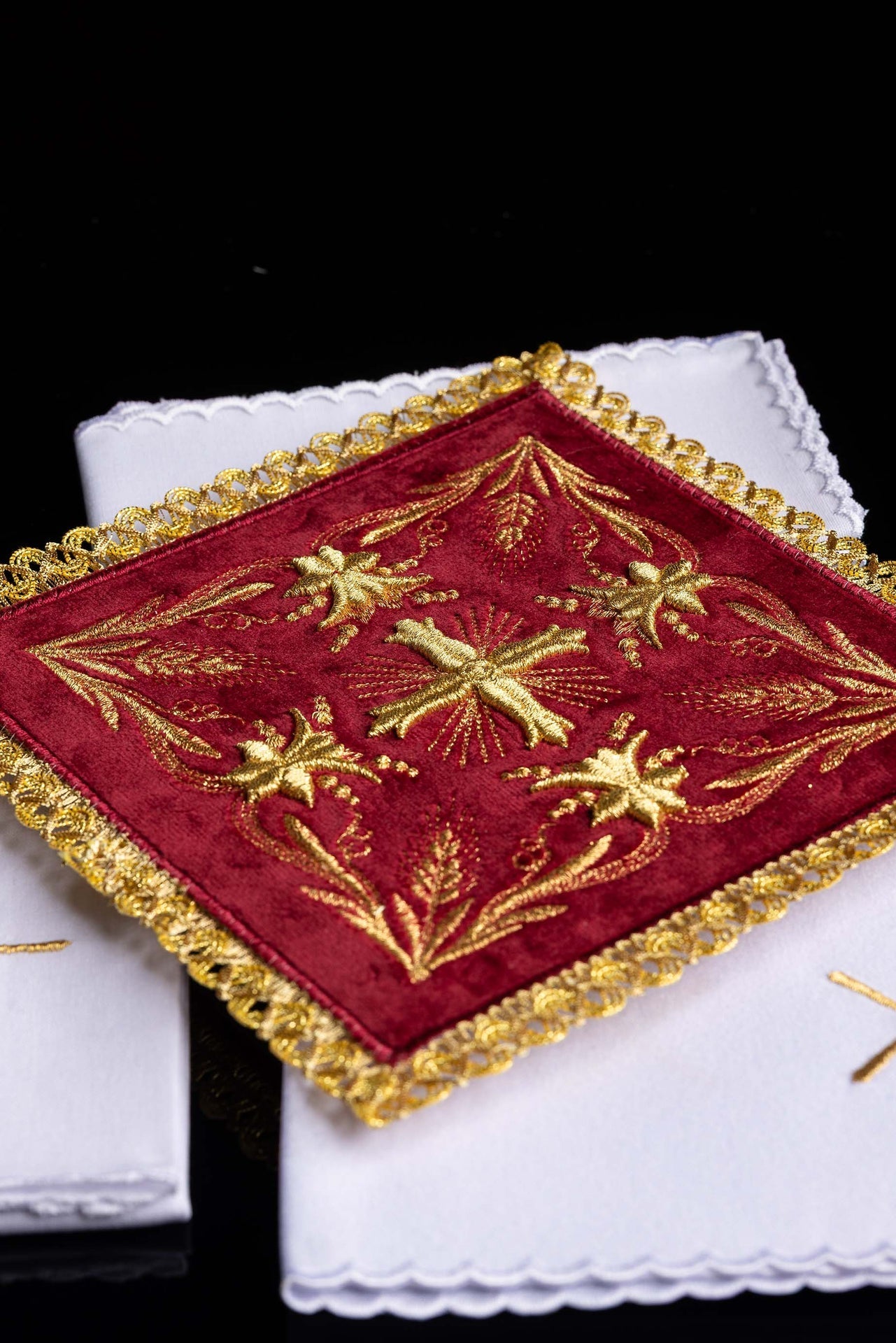 Bestickte Tasse Leinen roter Samt - MESSGEWANDER.DE