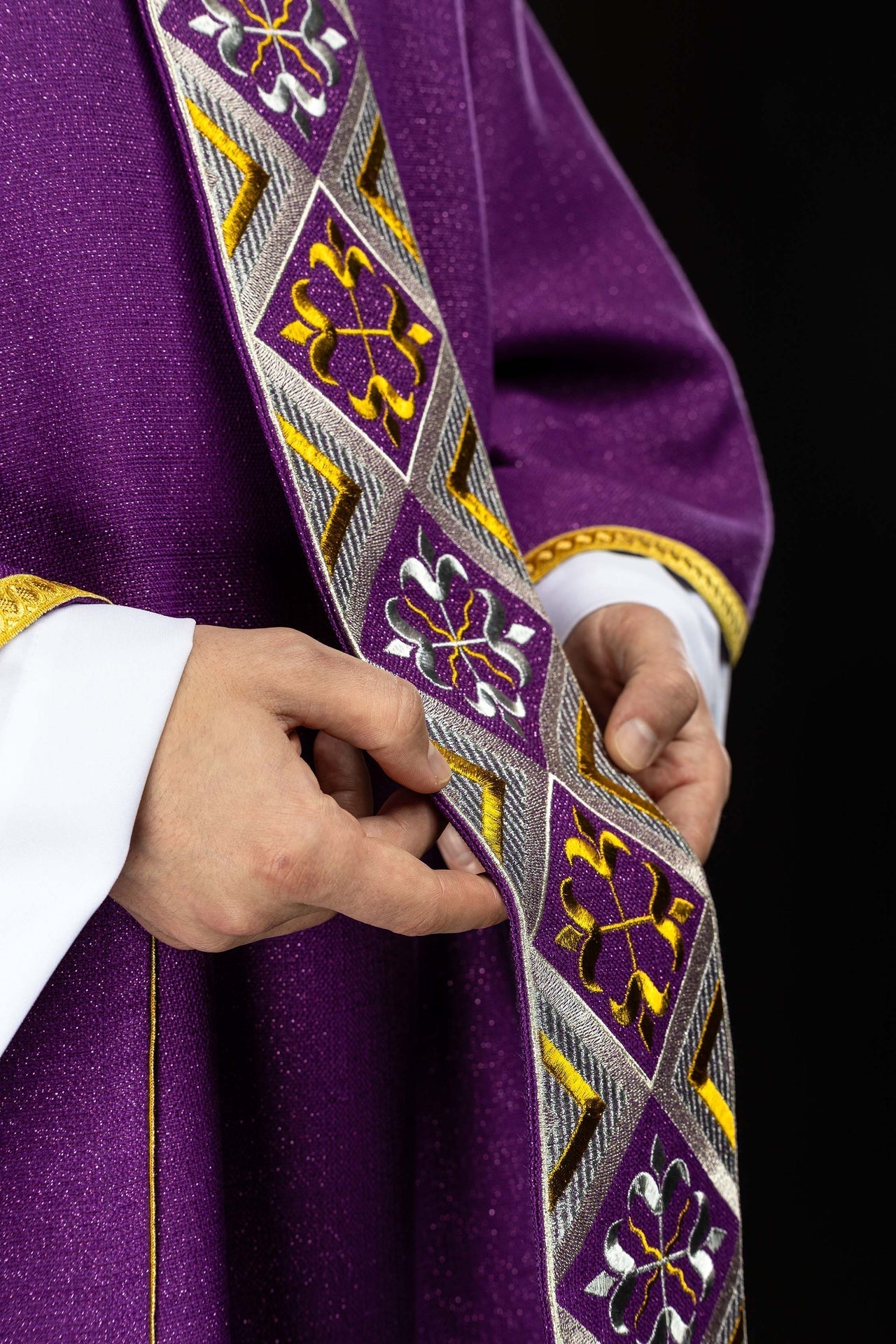 Bestickter Gürtel für die Kasel im Set mit der violetten Kasel - MESSGEWANDER.DE