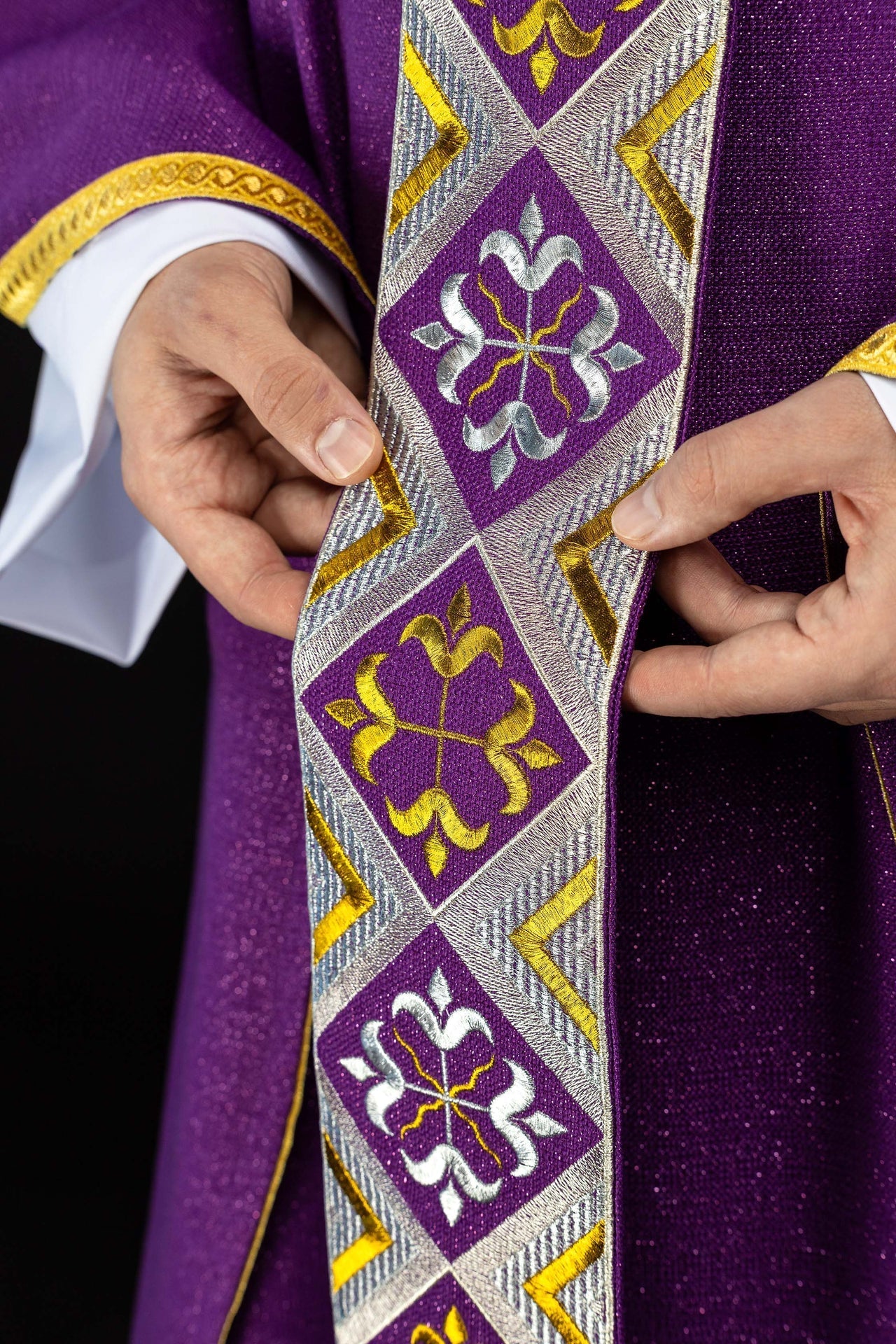 Bestickter Gürtel für die Kasel im Set mit der violetten Kasel - MESSGEWANDER.DE