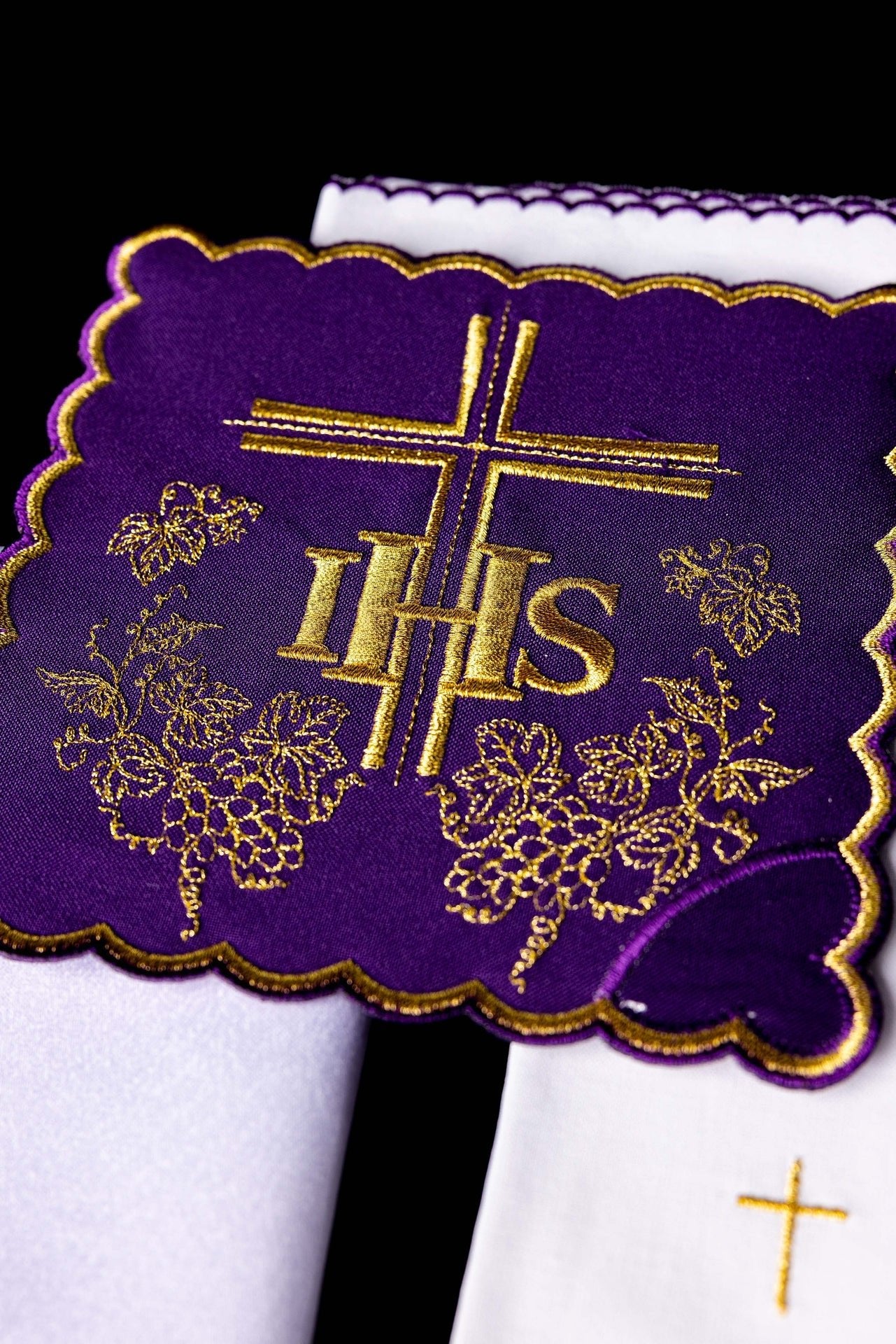 Bestickter Kelch Leinen Lila IHS - MESSGEWANDER.DE