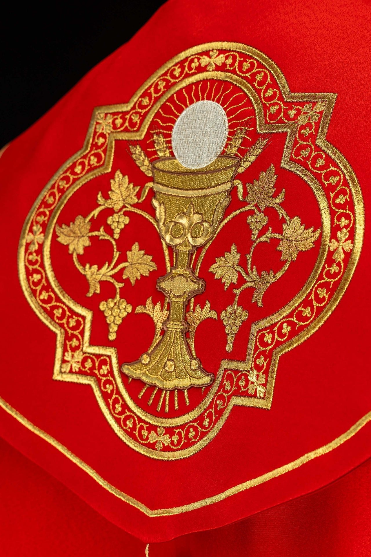 Bestickter roter liturgischer Rauchmantel mit Kelchmotiv - MESSGEWANDER.DE