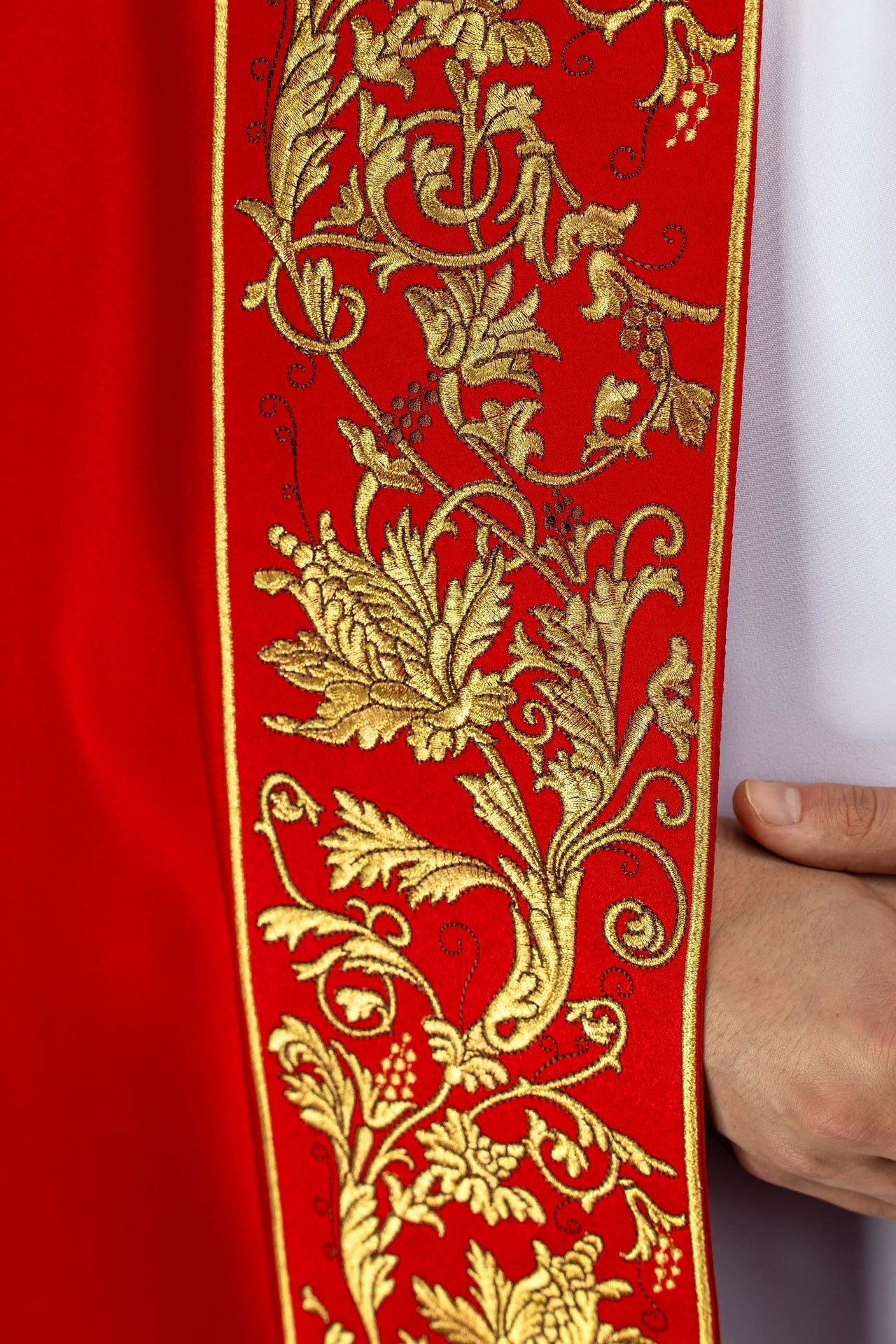 Bestickter roter liturgischer Rauchmantel mit Kelchmotiv - MESSGEWANDER.DE