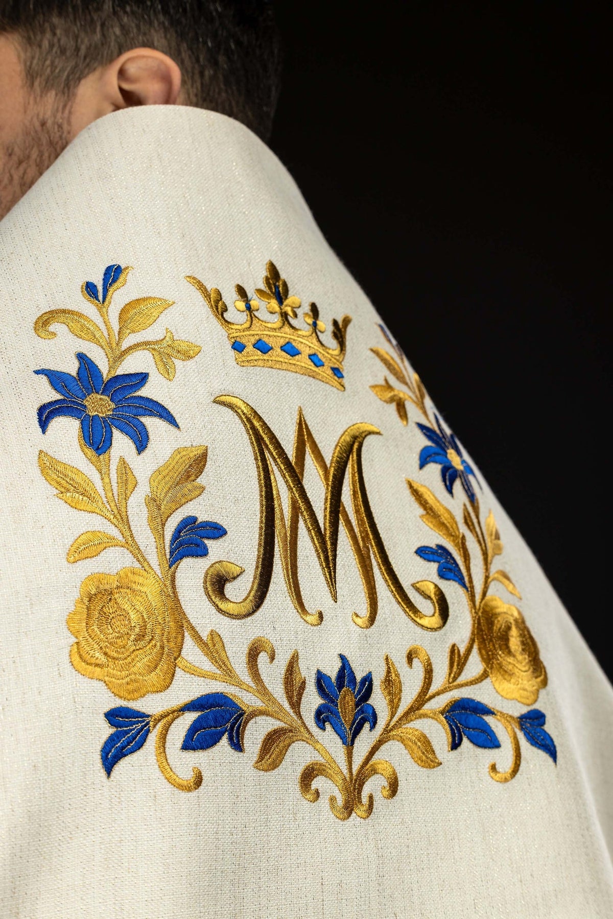 Bestickter Schultervelum mit marianischem Symbol - MESSGEWANDER.DE