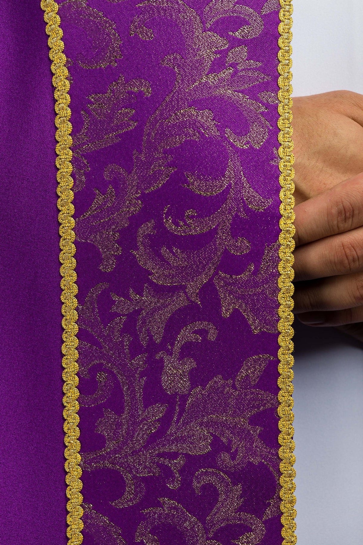 Bestickter violetter Rauchmantel verziert mit Jacquardstoff - MESSGEWANDER.DE