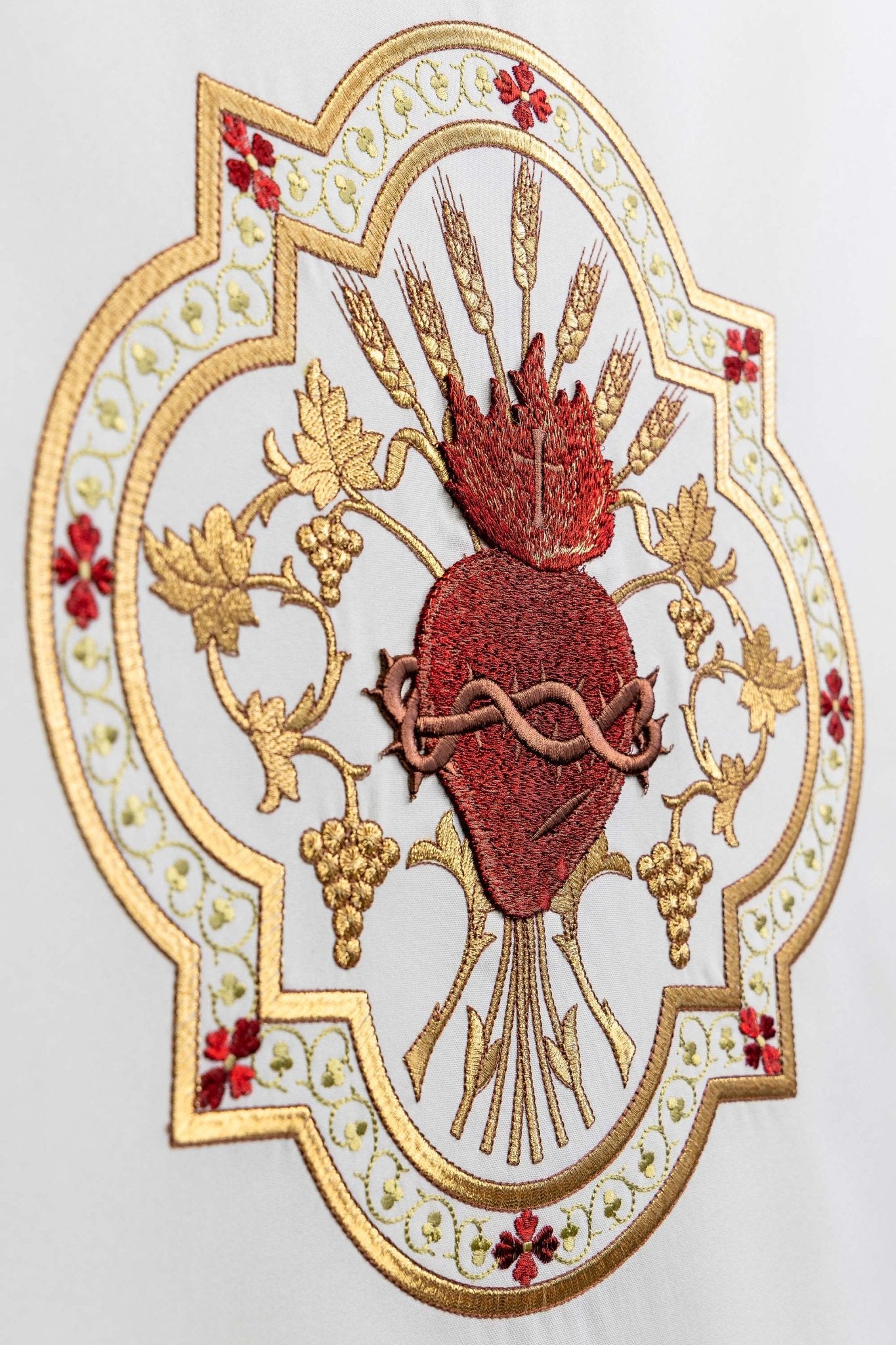 Besticktes Herz Jesu Christi Lektionar-Serviette ecru - MESSGEWANDER.DE