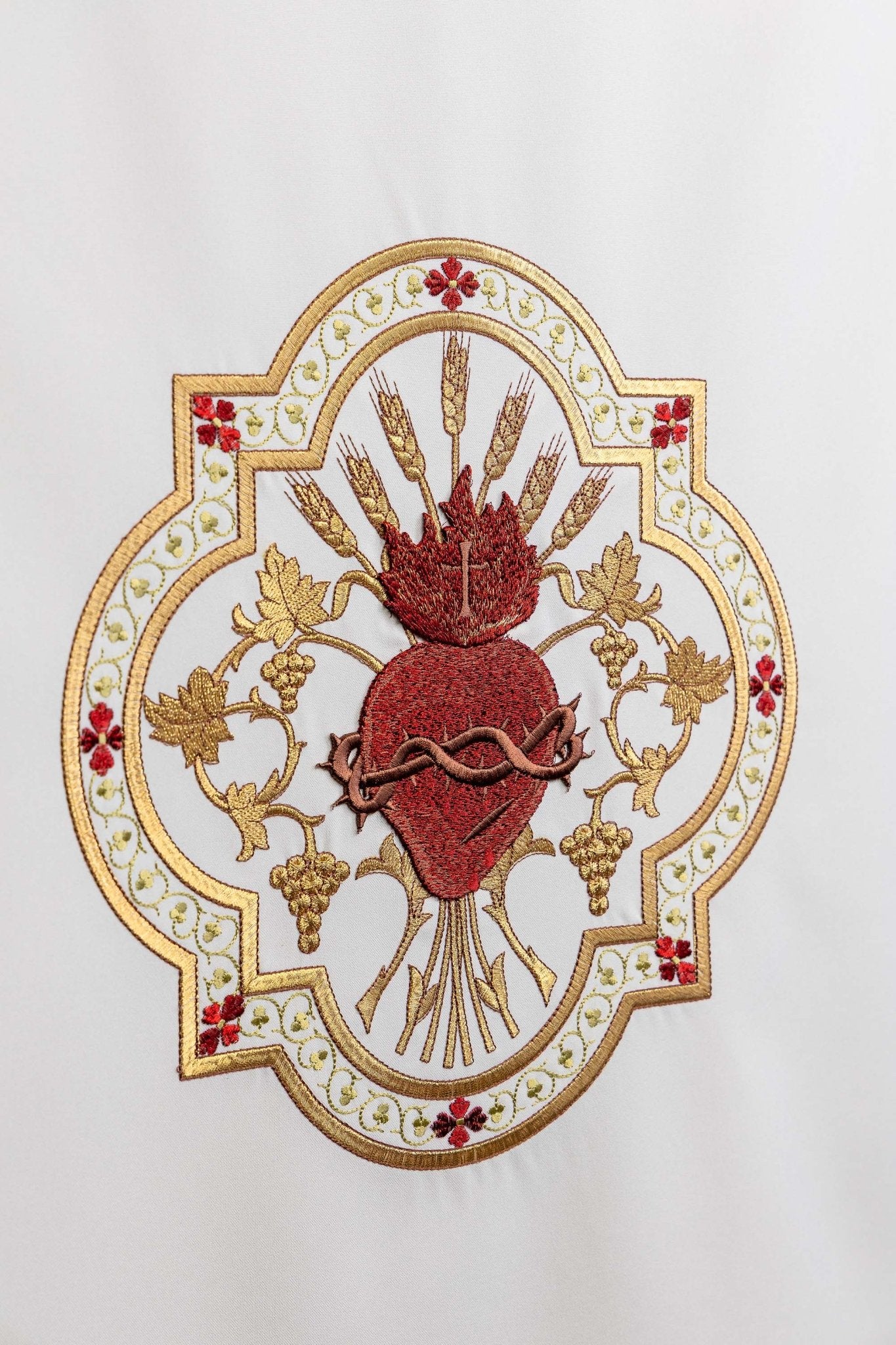 Besticktes Herz Jesu Christi Lektionar-Serviette ecru - MESSGEWANDER.DE
