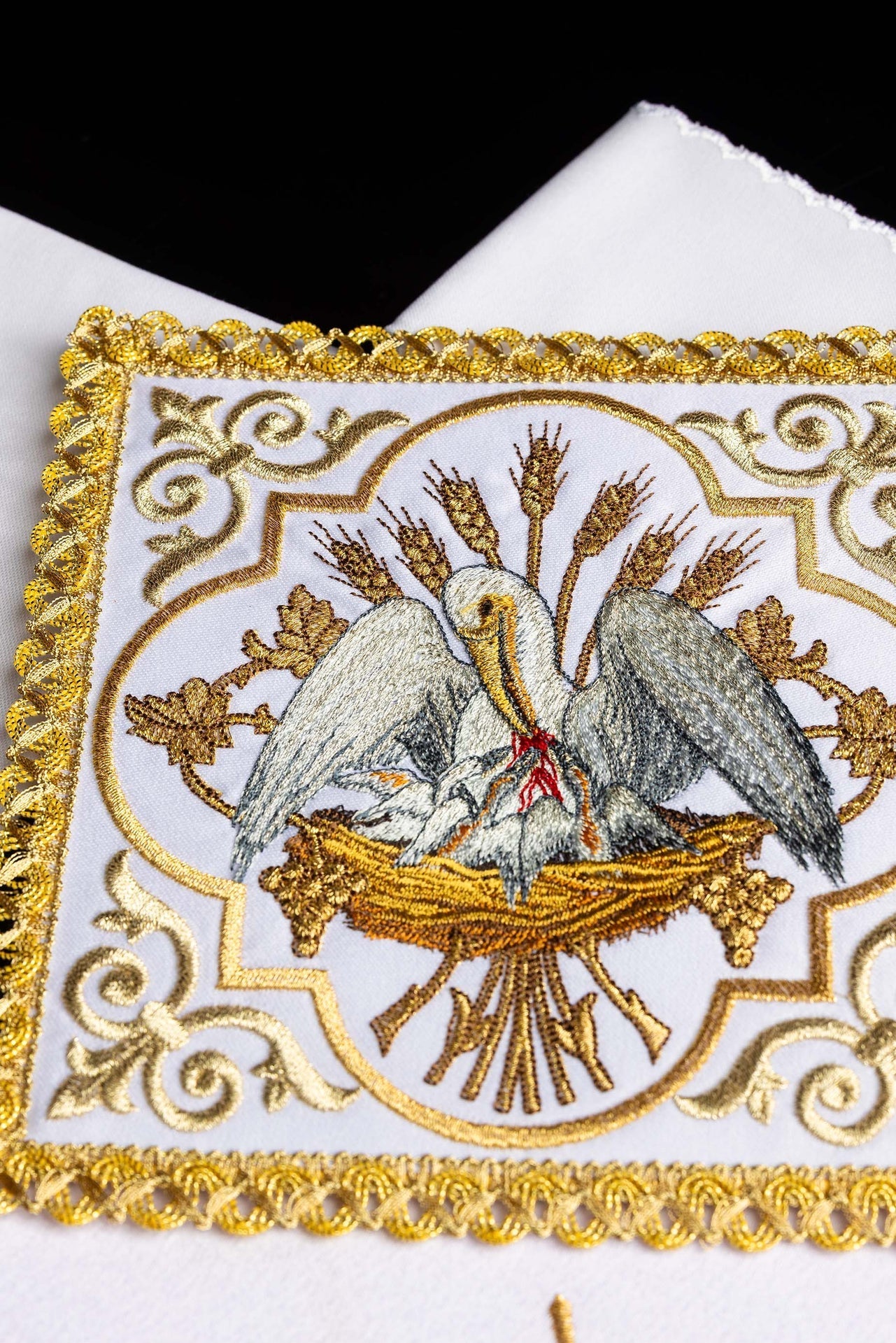 Besticktes Kalchwäsche set mit Pelikanmotiv - MESSGEWANDER.DE