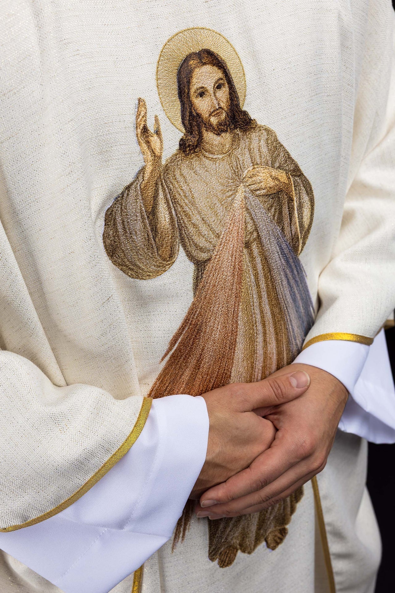 Besticktes Messgewand mit dem Bild des Barmherzigen Jesus ecru - MESSGEWANDER.DE