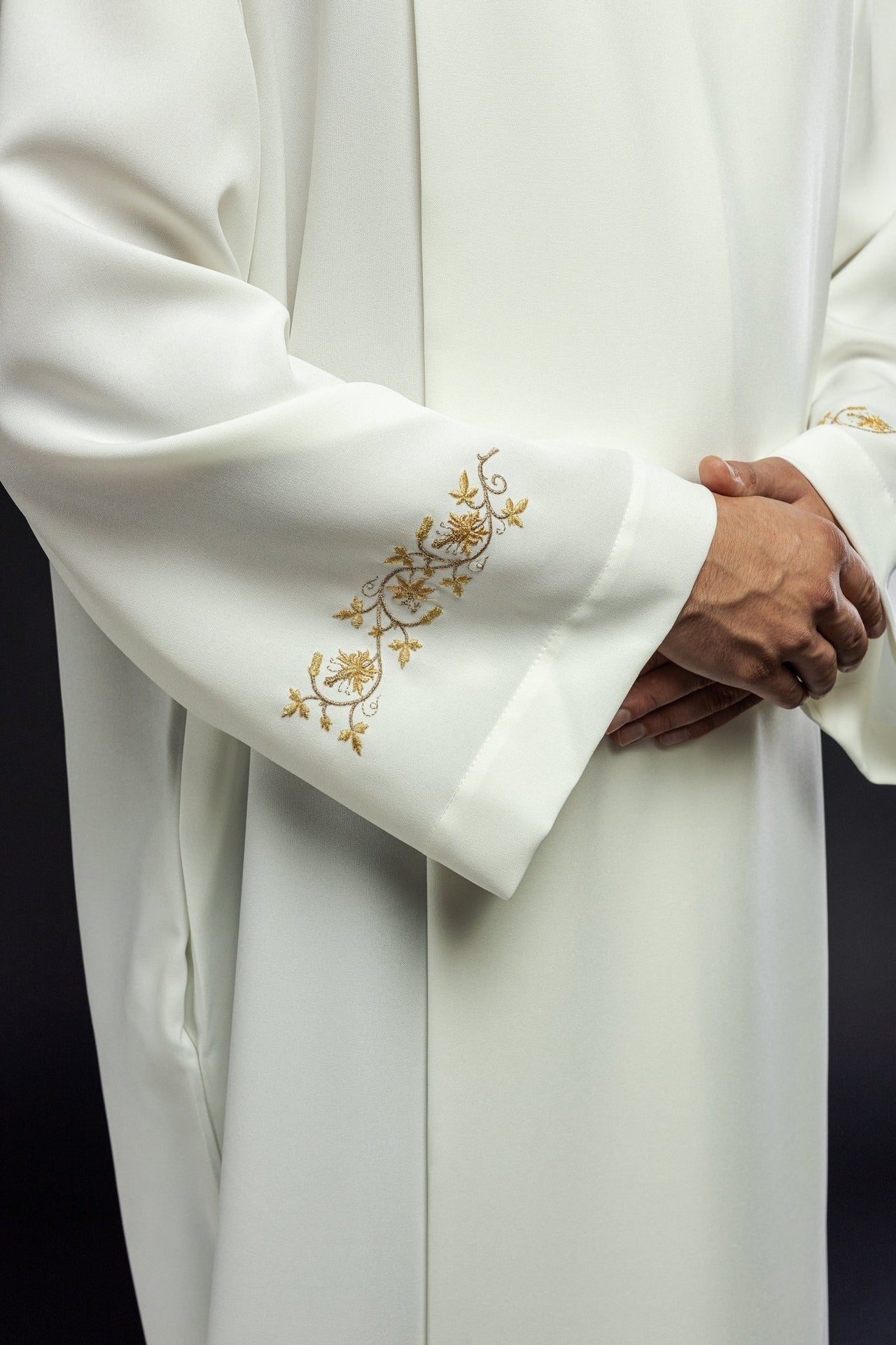 Besticktes Priestergewand mit Rollkragen Ecru - MESSGEWANDER.DE