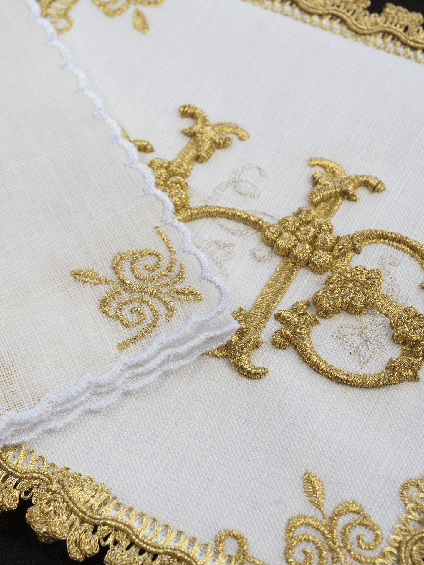Bielizna kielichowa lniana haftowana złote zdobienia IHS