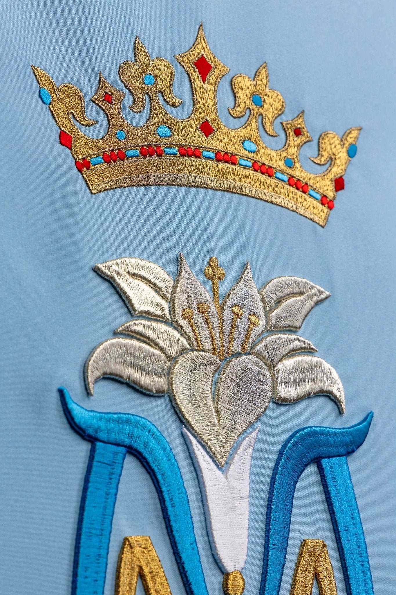 Blau bestickte Rednerpult-Serviette mit Marienmotiv - MESSGEWANDER.DE