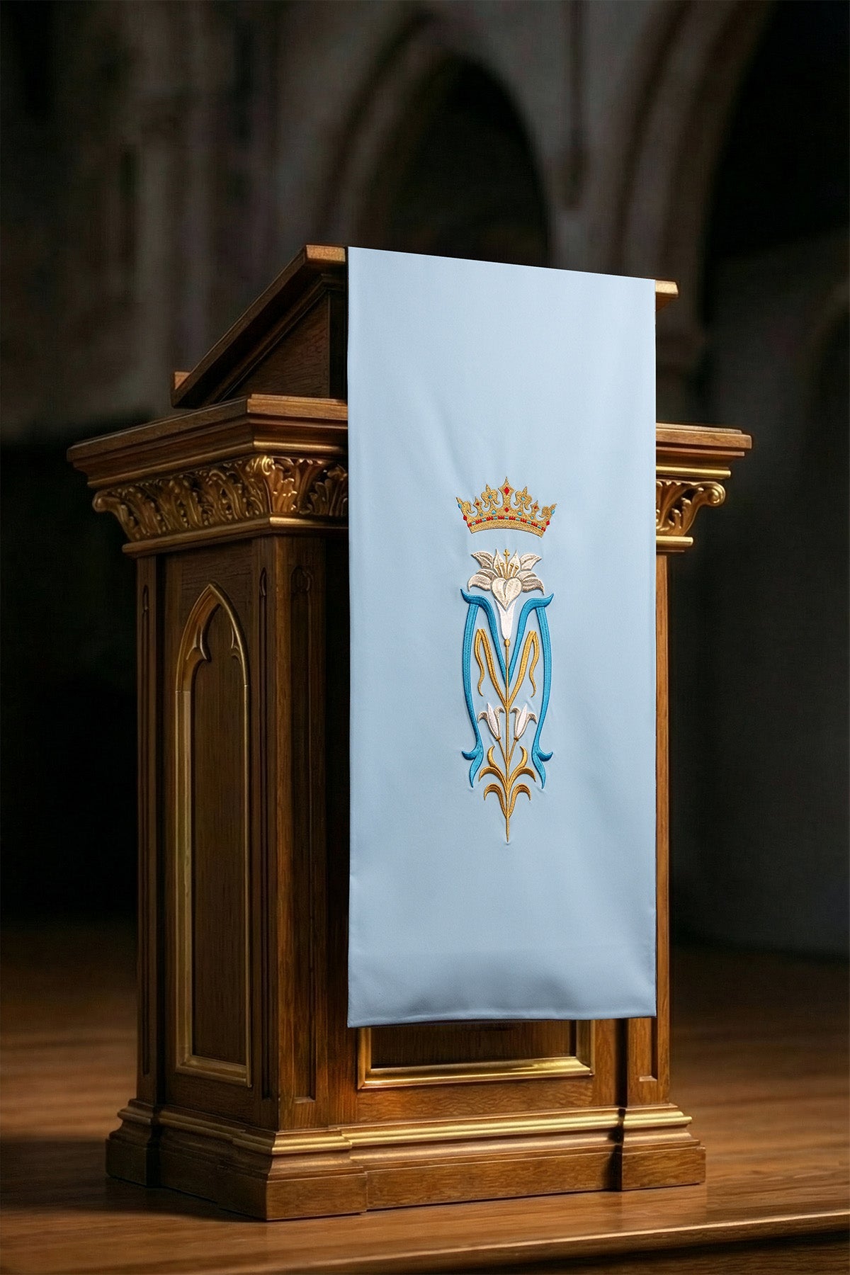 Blau bestickte Rednerpult-Serviette mit Marienmotiv - MESSGEWANDER.DE