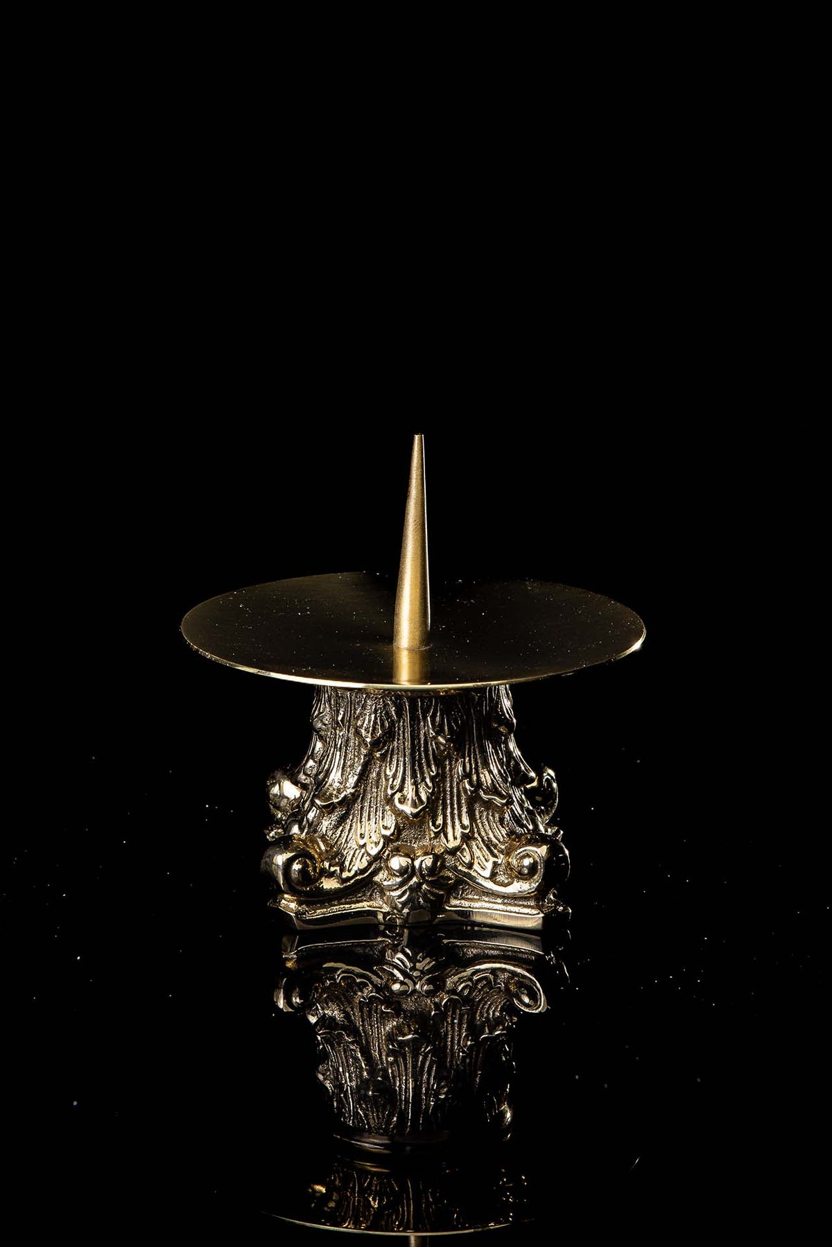 Kerzenständer - Messing - 6 cm in Vorderansicht mit runder Platte und verzierter Basis