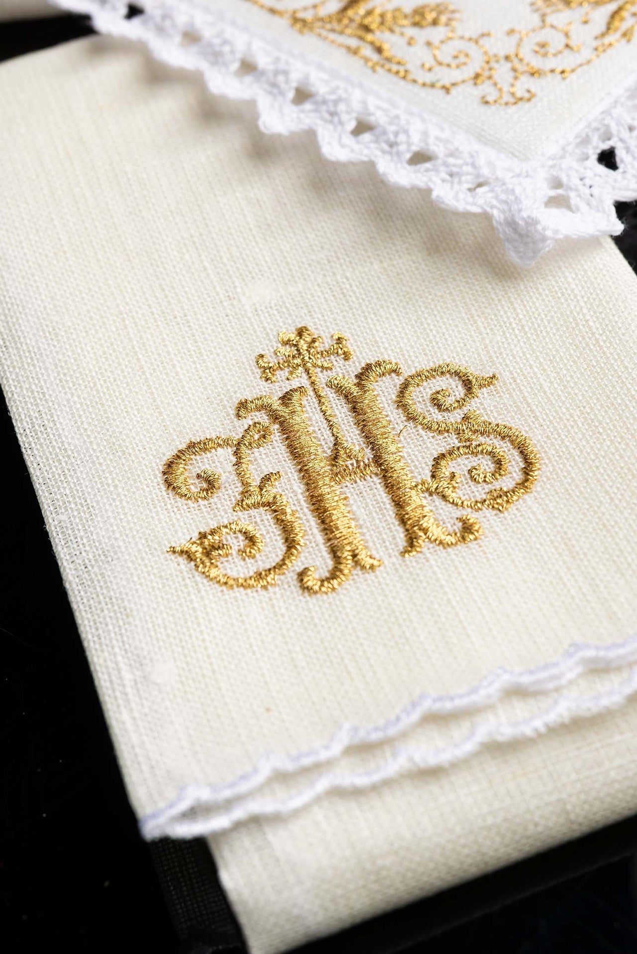Chalice Dessous bestickter IHS - MESSGEWANDER.DE
