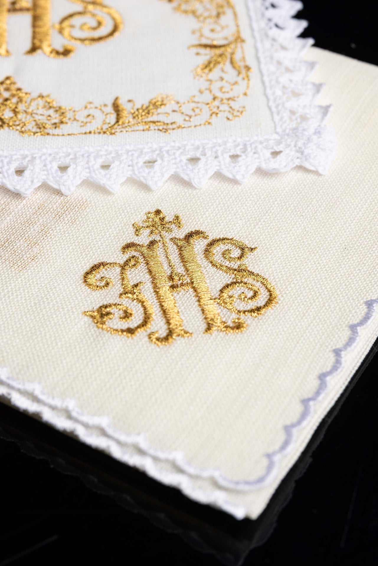 Chalice Dessous bestickter IHS - MESSGEWANDER.DE