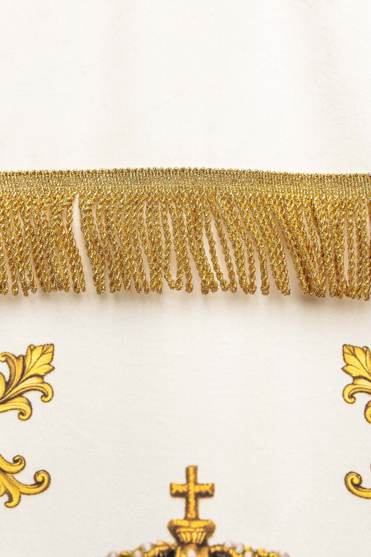 Liturgische Fahne, Detail der goldenen Fransen am oberen Rand