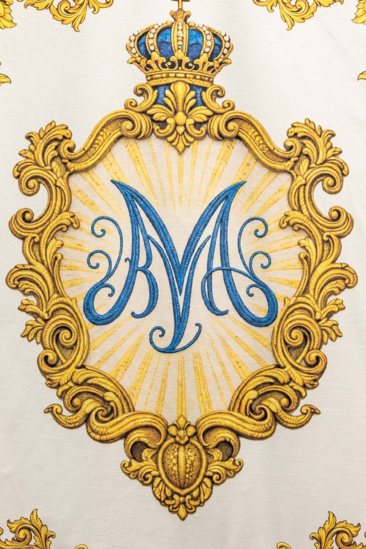 Doppelseitig bedruckte marianische liturgische Fahne, Detail mit blauem Marienmonogramm und goldenem Herzsymbol