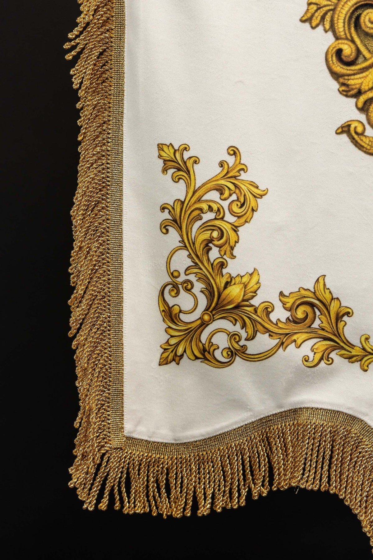 Liturgische Fahne, Detail des goldenen Rankenmusters und der Fransen