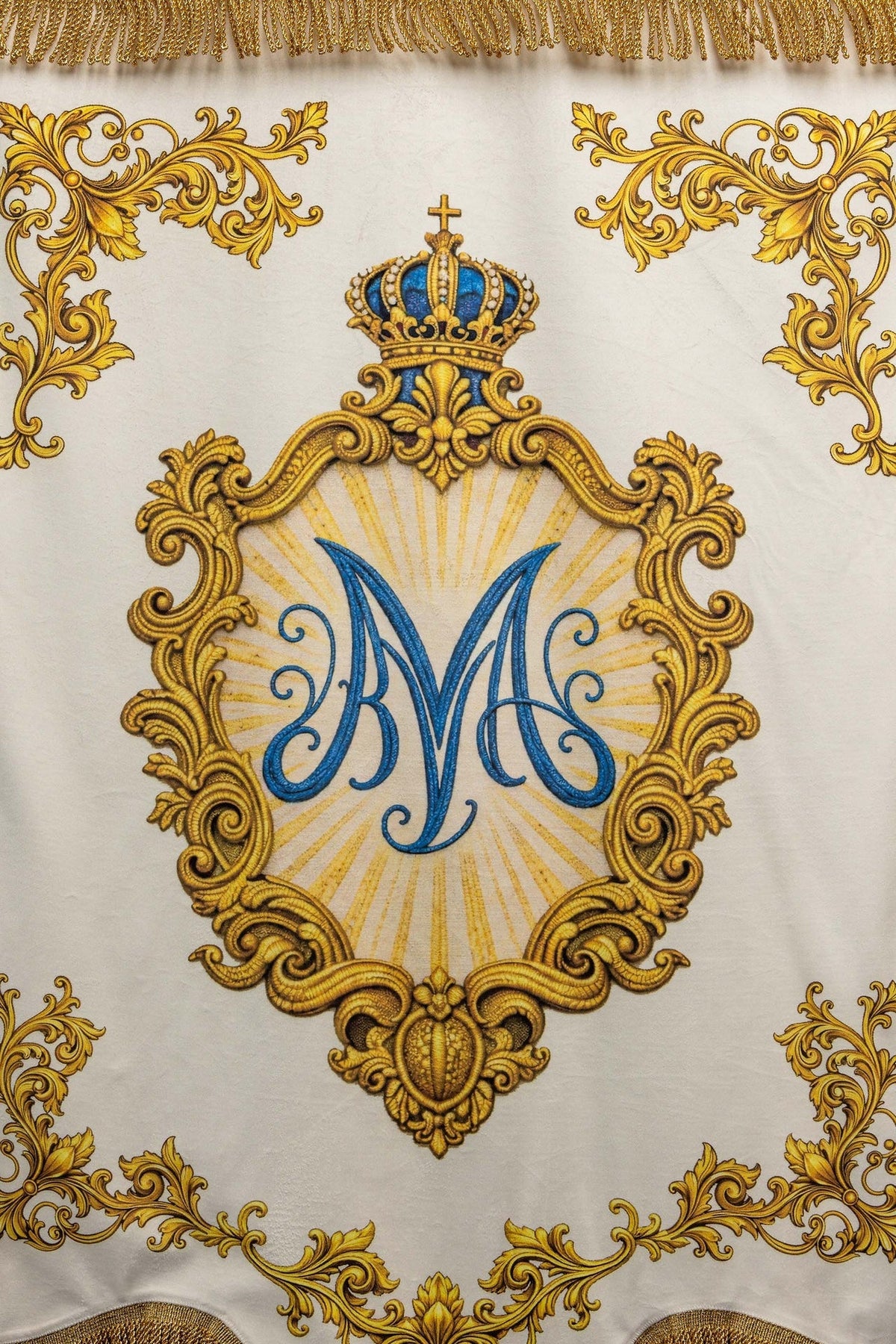 Liturgische Fahne, Rückseite mit Marienmonogramm und goldener Krone