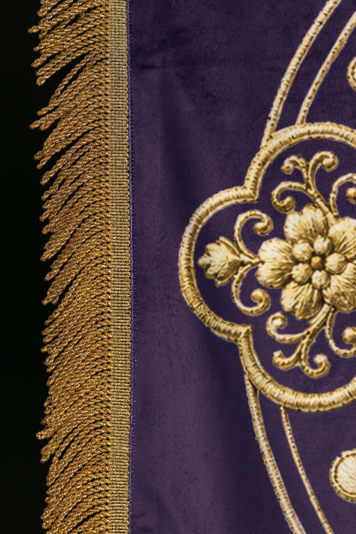 Prozessionsfahne, Detail des goldenen Blumenornaments am Pax-Motiv