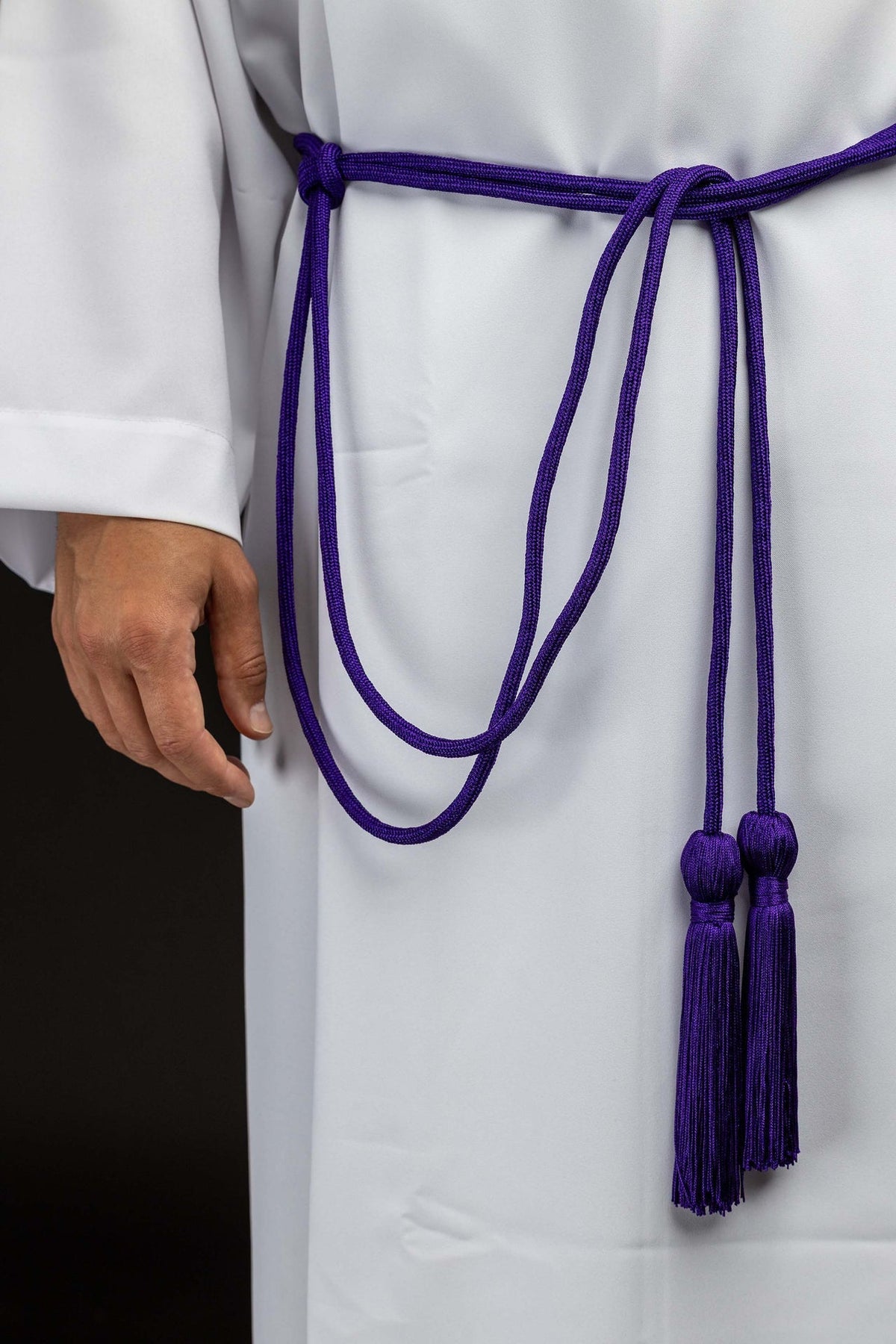 Violettes liturgisches Zingulum getragen, mit geflochtener Kordel und zwei langen Quasten