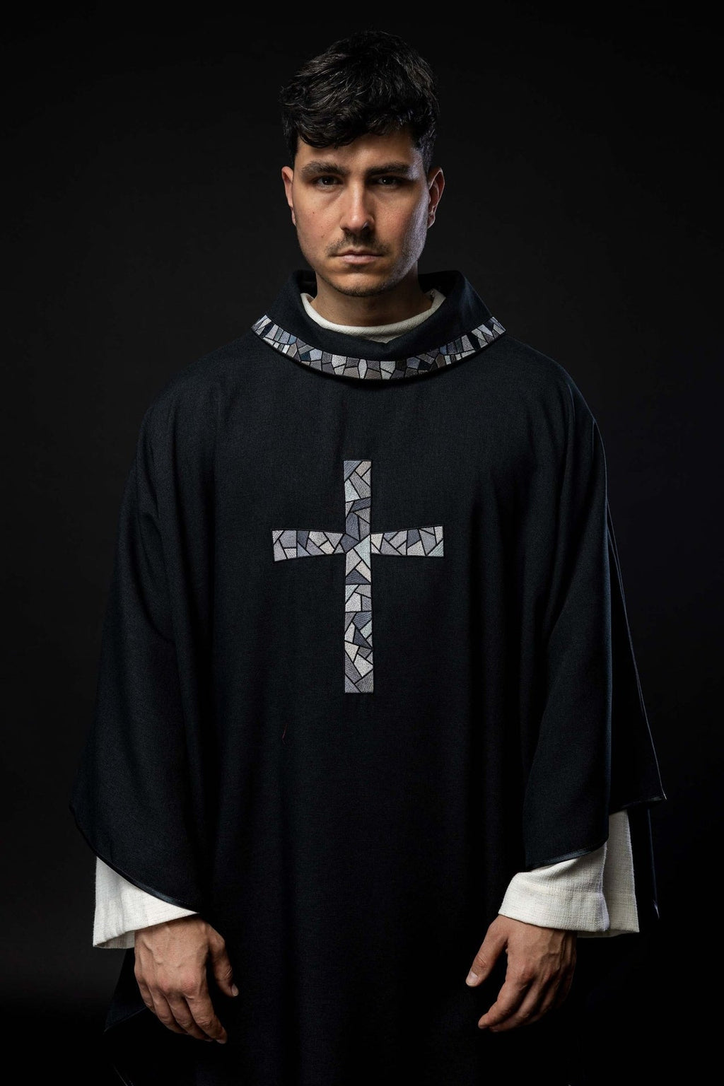 Czarny ornat z mozaikowym krzyżem