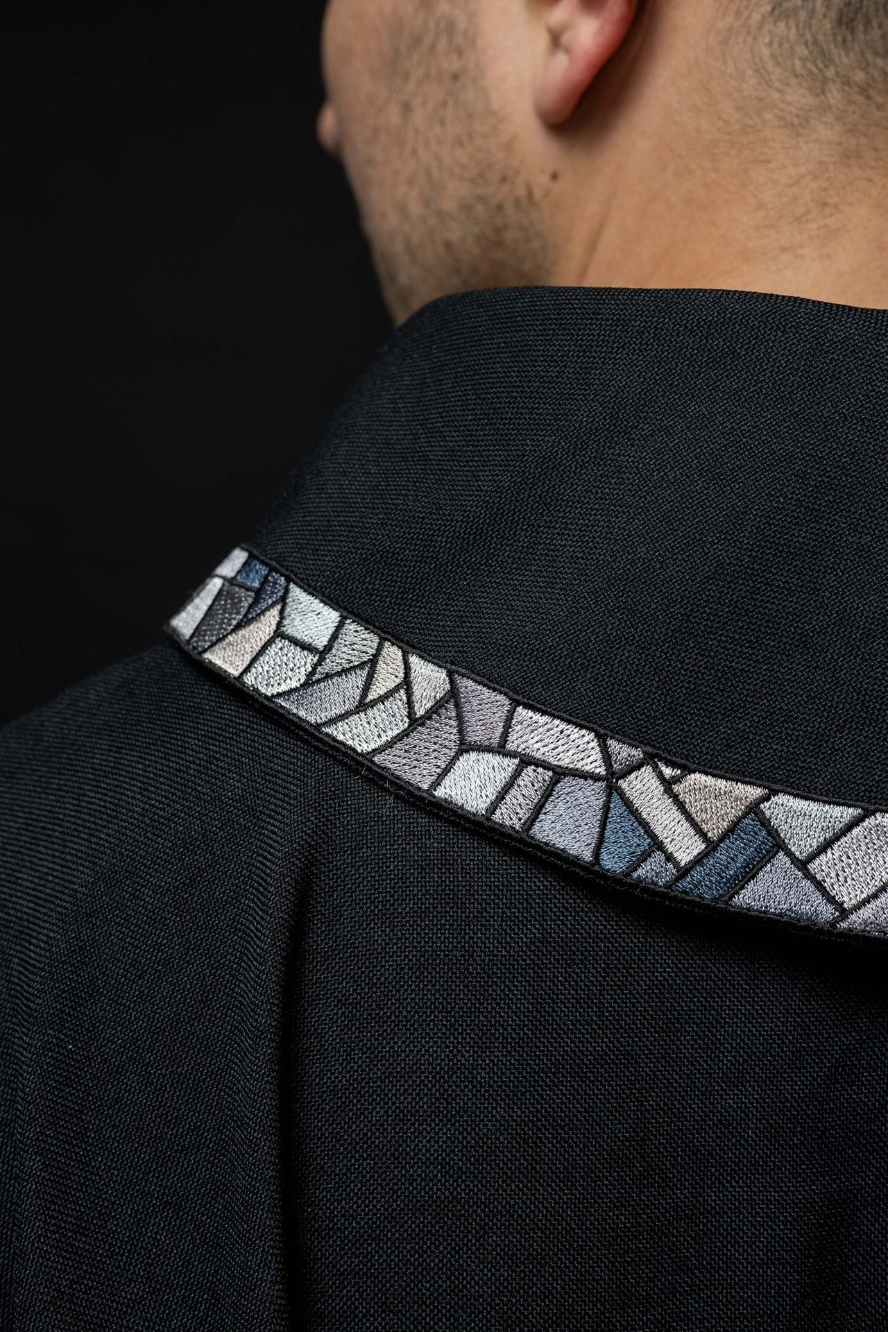 Czarny ornat z mozaikowym krzyżem