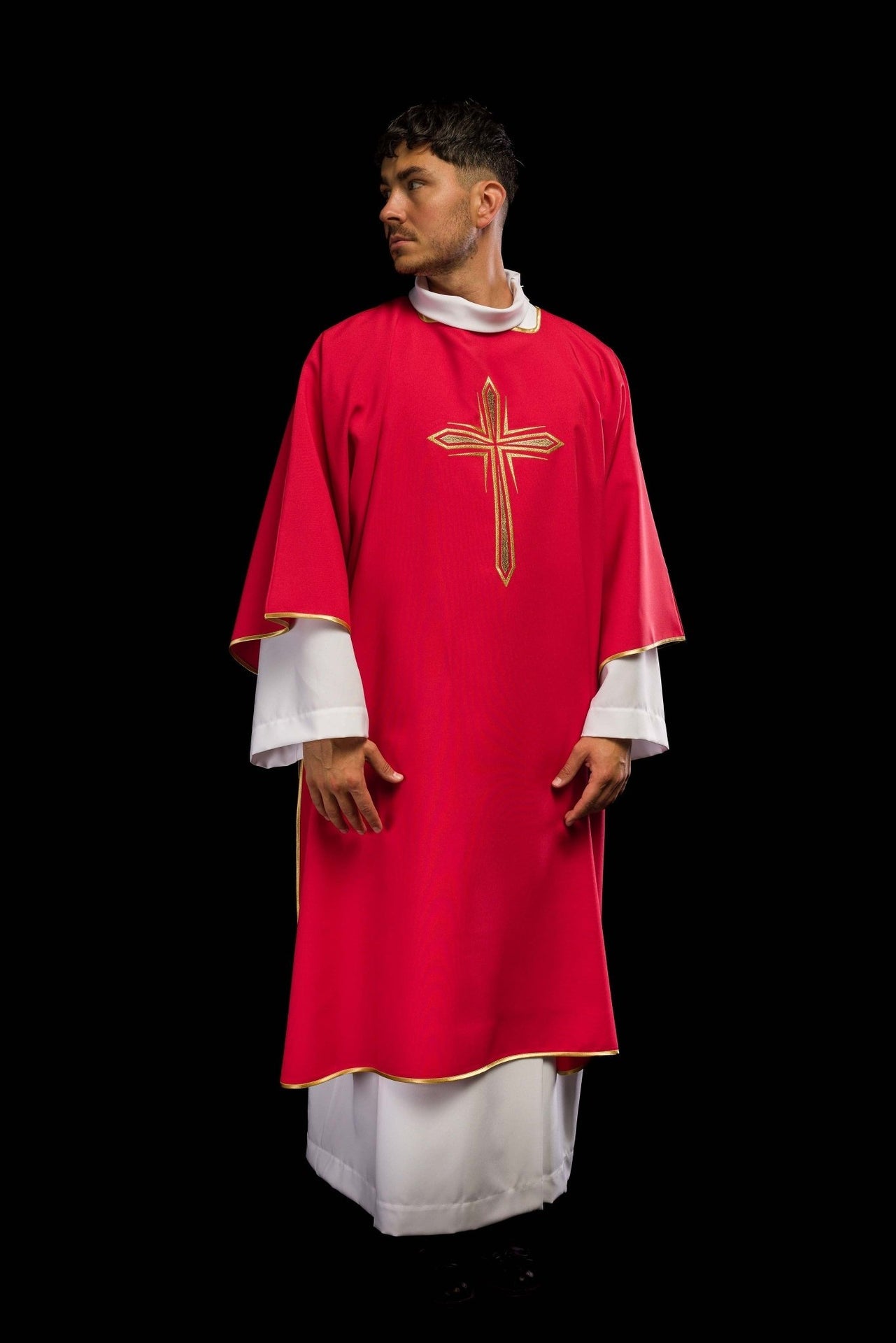 Czerwona Dalmatyka z haftowanym złotym krzyżem