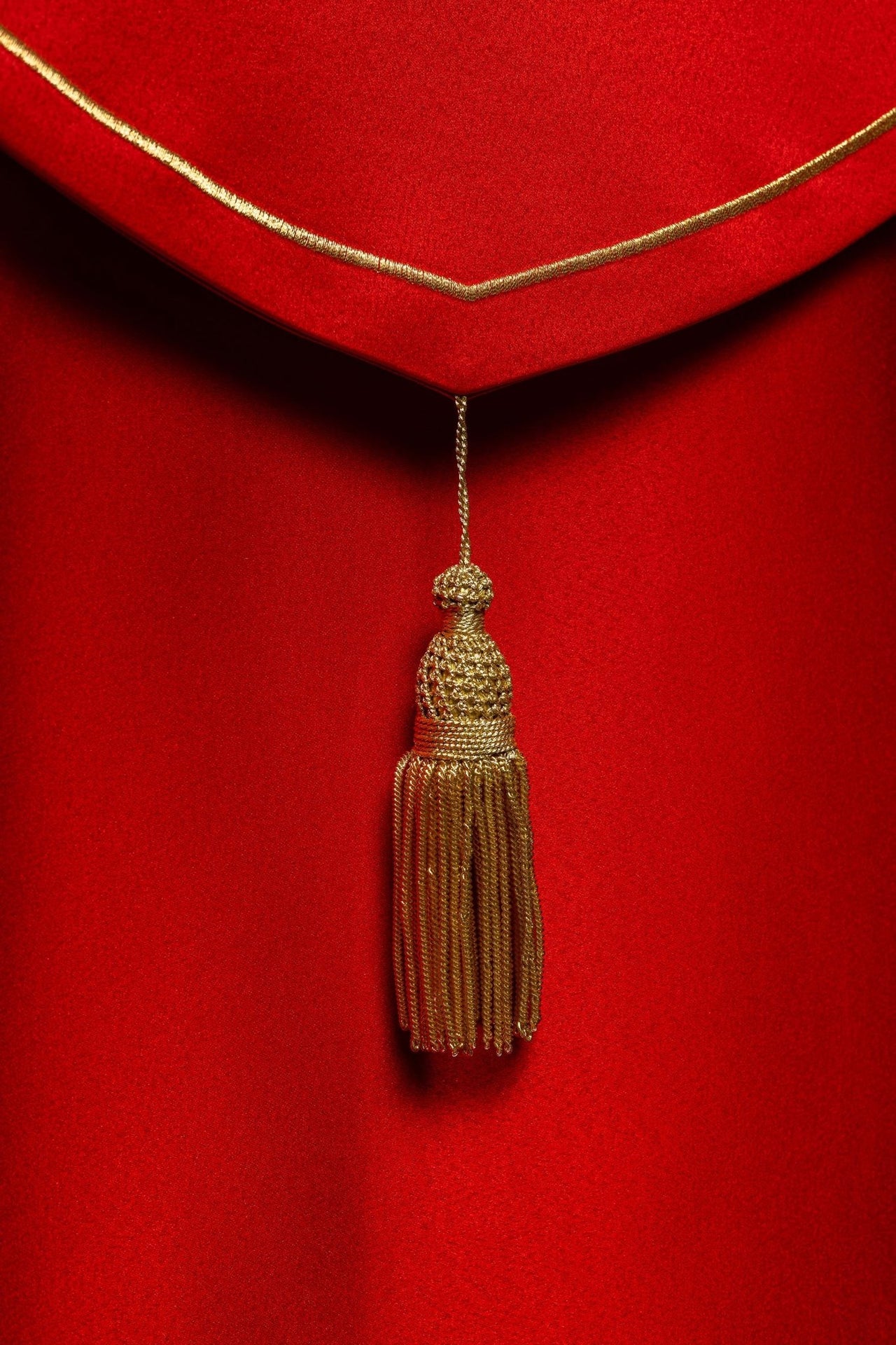 Czerwona kapa liturgiczna z haftem w złote krzyże