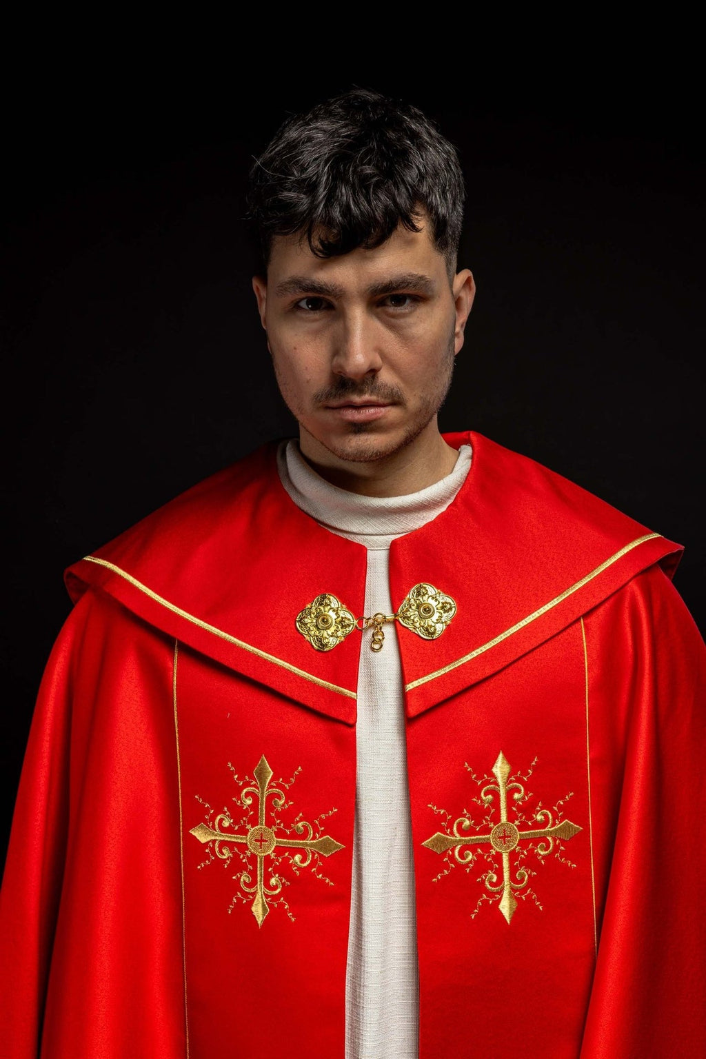 Czerwona kapa liturgiczna z haftem w złote krzyże