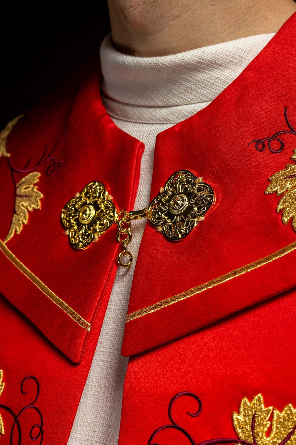 Czerwona kapa liturgiczna z złotym haftem IHS i winogron