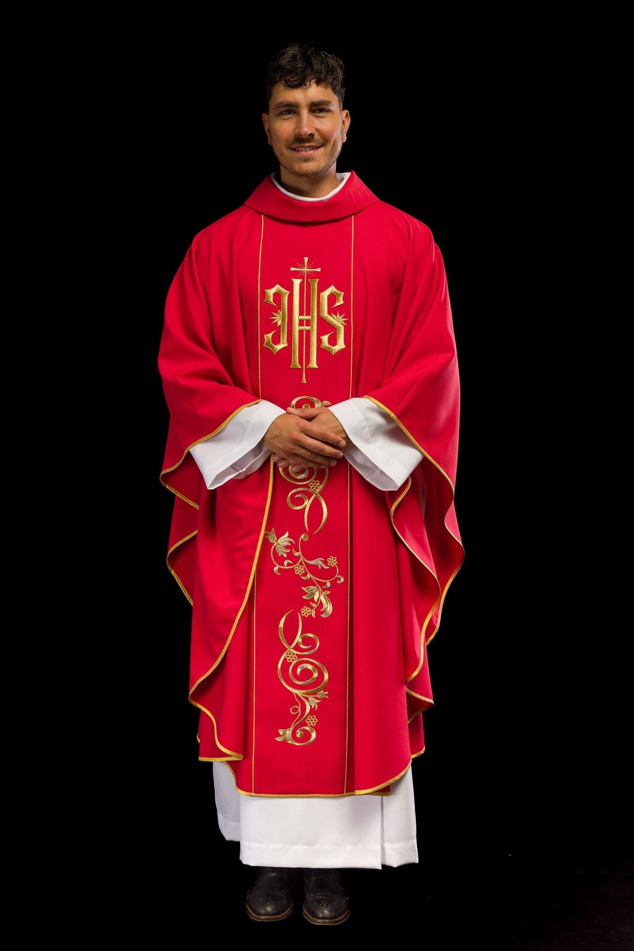 Czerwony ornat haftowany IHS