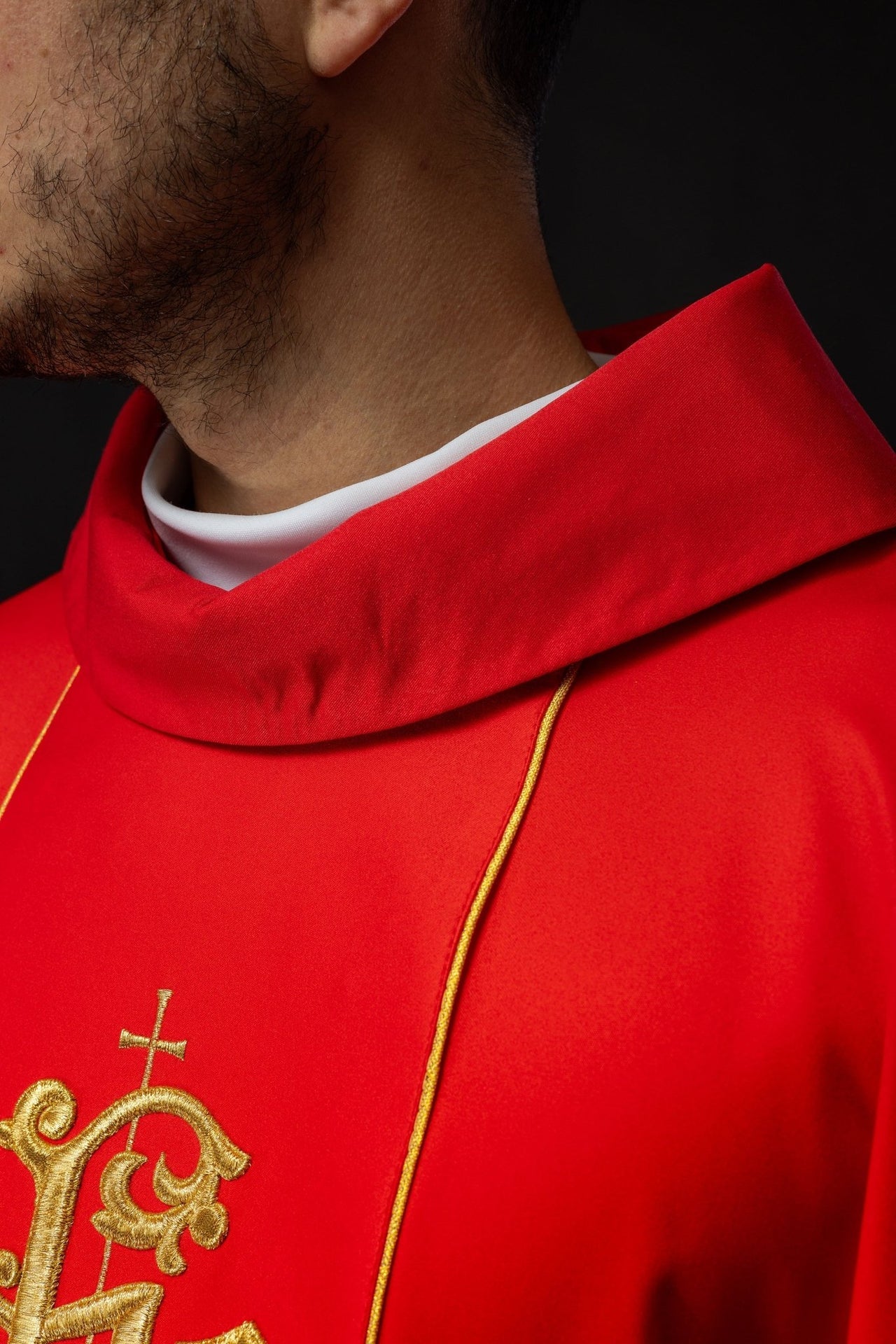 Czerwony ornat liturgiczny z bogato zdobionym pasem motywem florystycznym i IHS