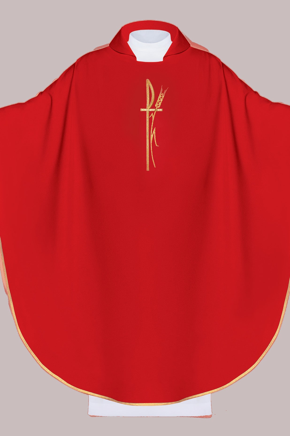 Rotes liturgisches Messgewand mit breitem Kragen und zart besticktem Kreuz