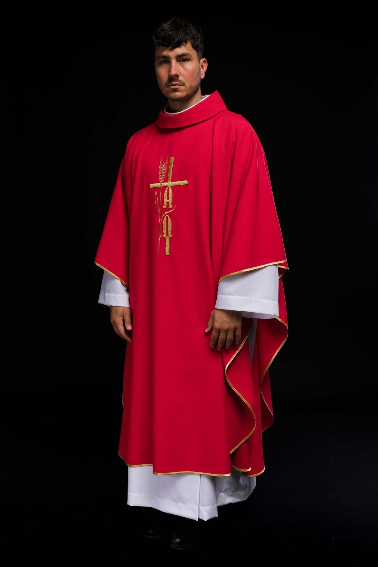 Czerwony ornat z haftem Alfa Omega