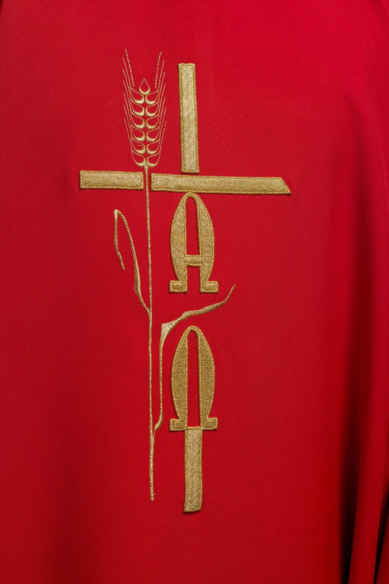 Czerwony ornat z haftem Alfa Omega