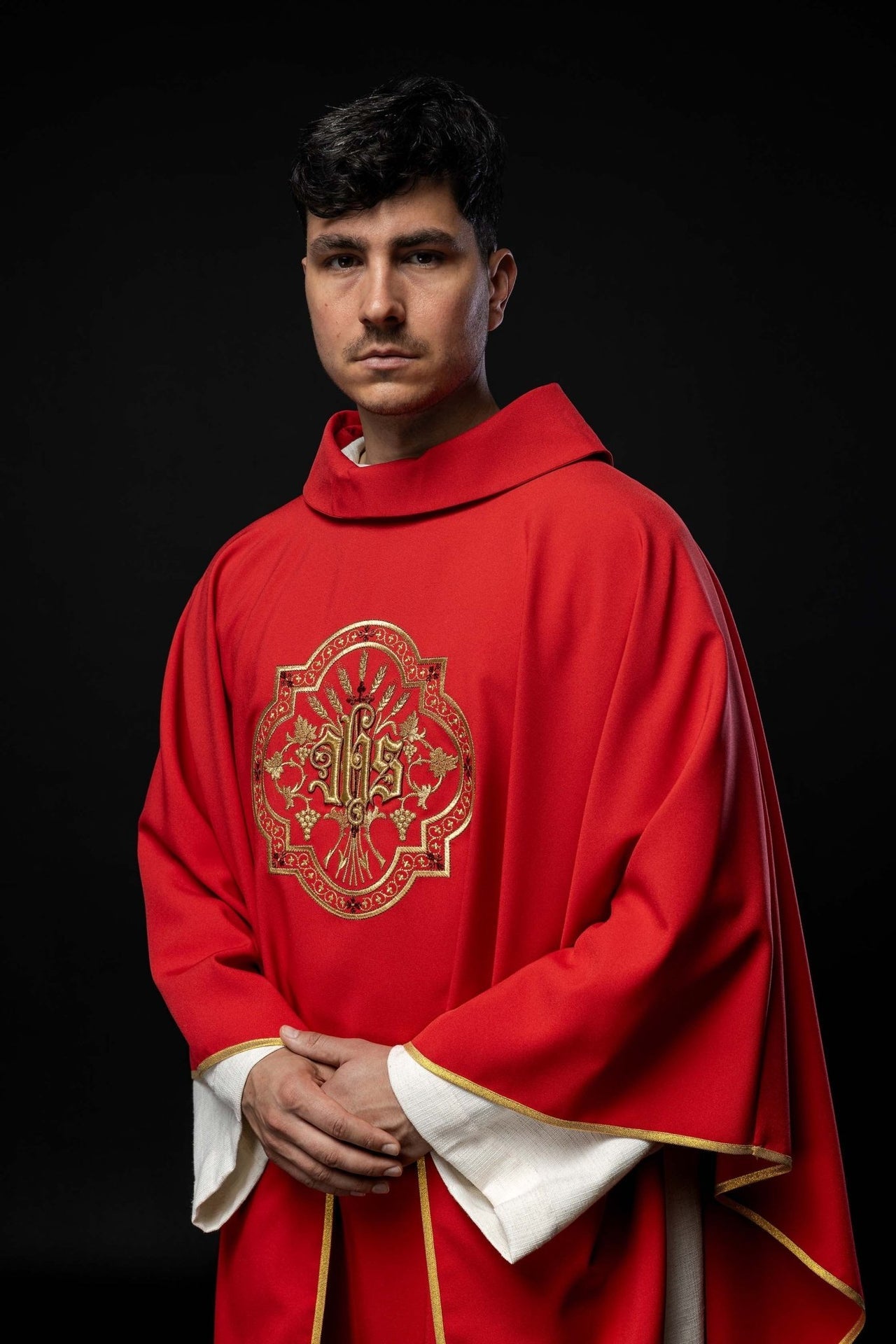 Czerwony ornat z haftem IHS i PAX