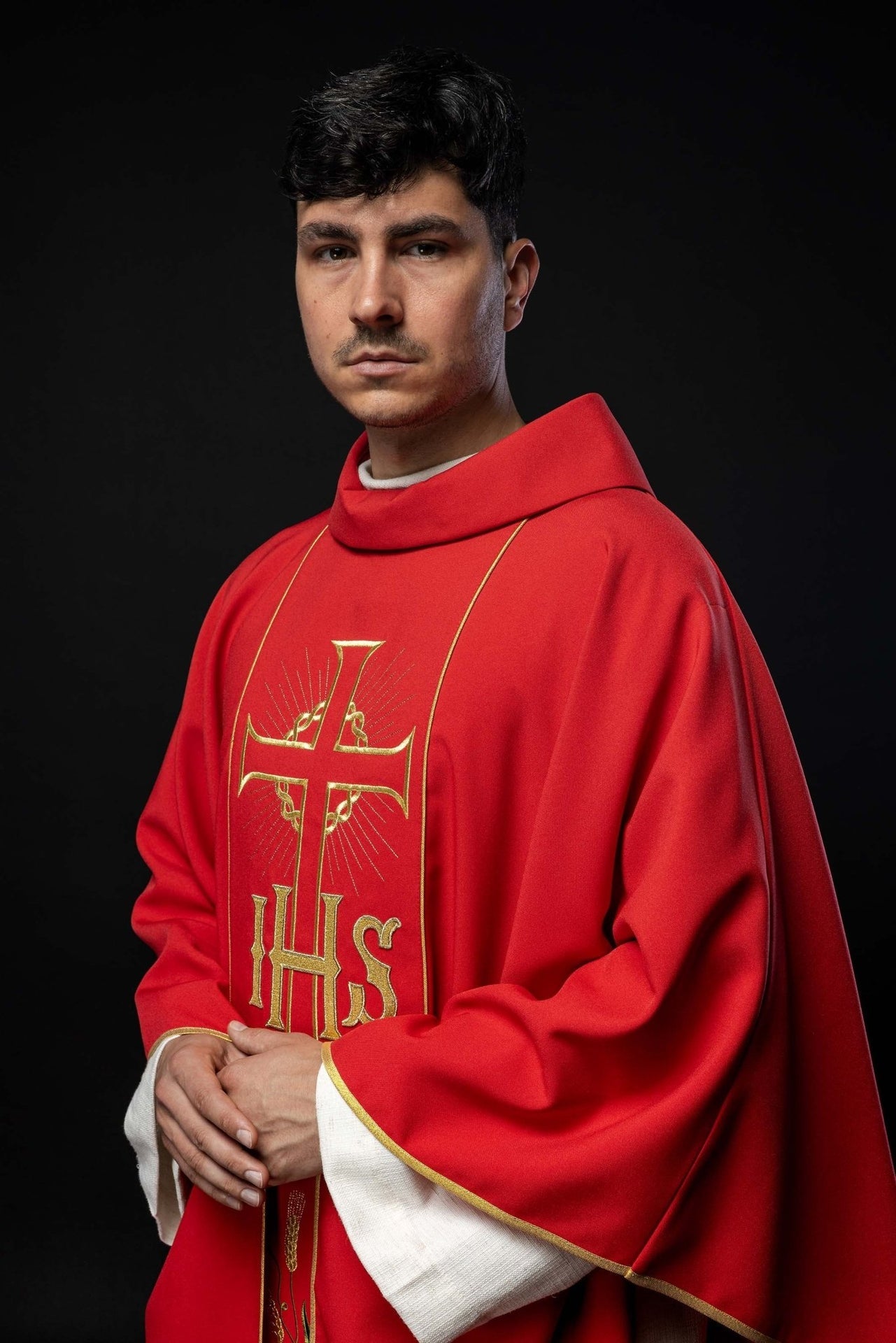 Czerwony ornat z zdobionym złotym pasem w IHS i kłosy