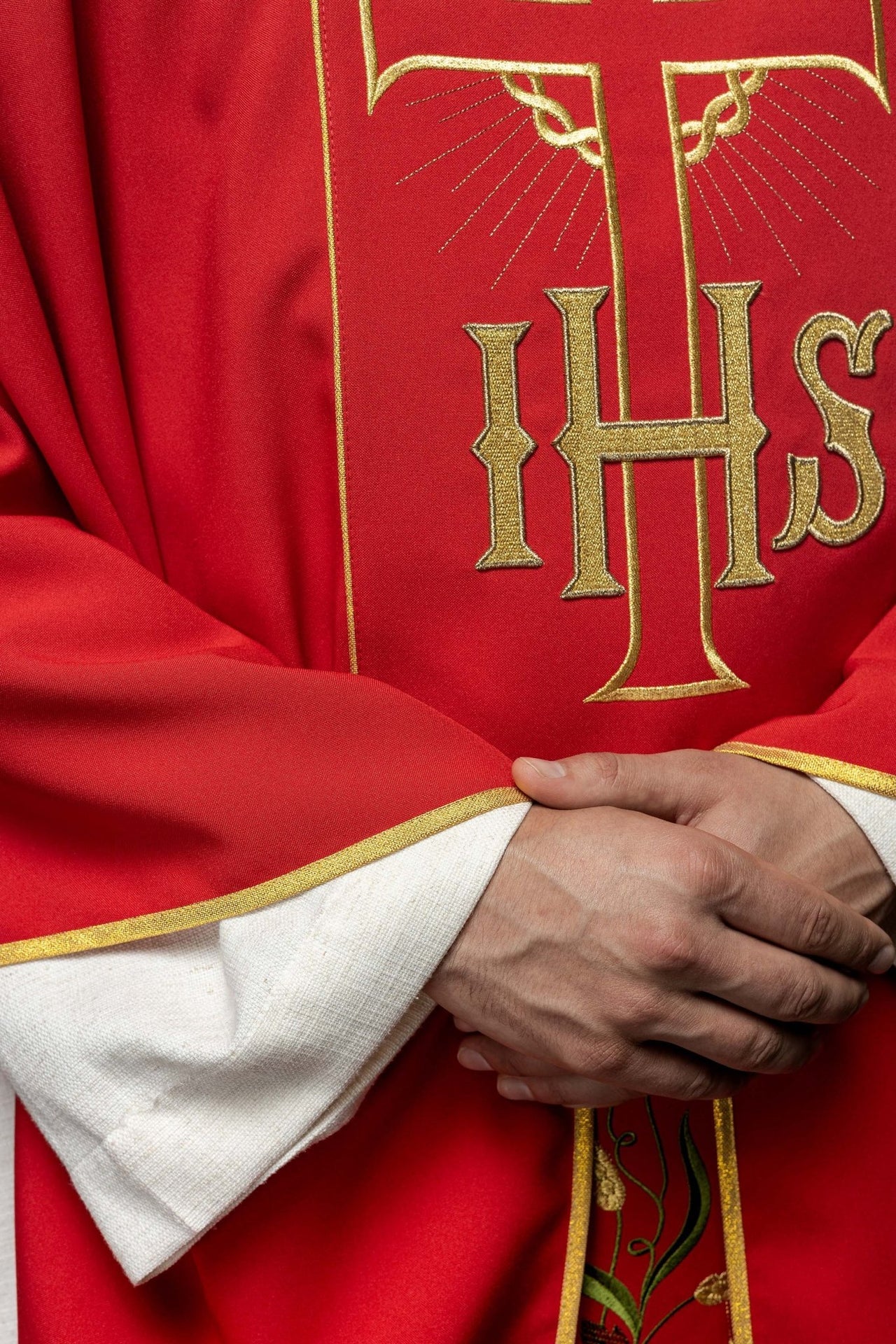 Czerwony ornat z zdobionym złotym pasem w IHS i kłosy