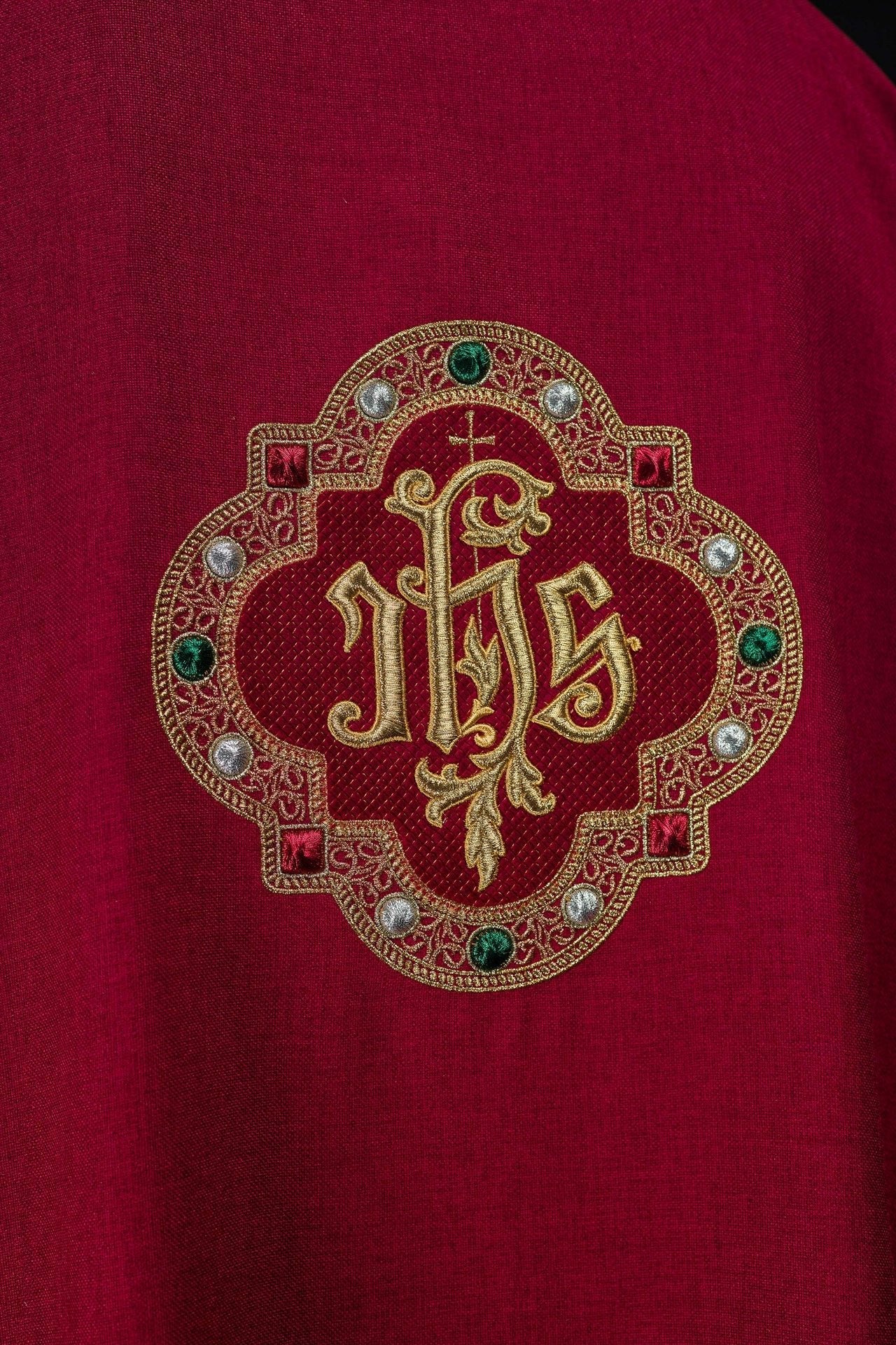 Dalmatik mit IHS-Symbol und Kragen in Rot - MESSGEWANDER.DE