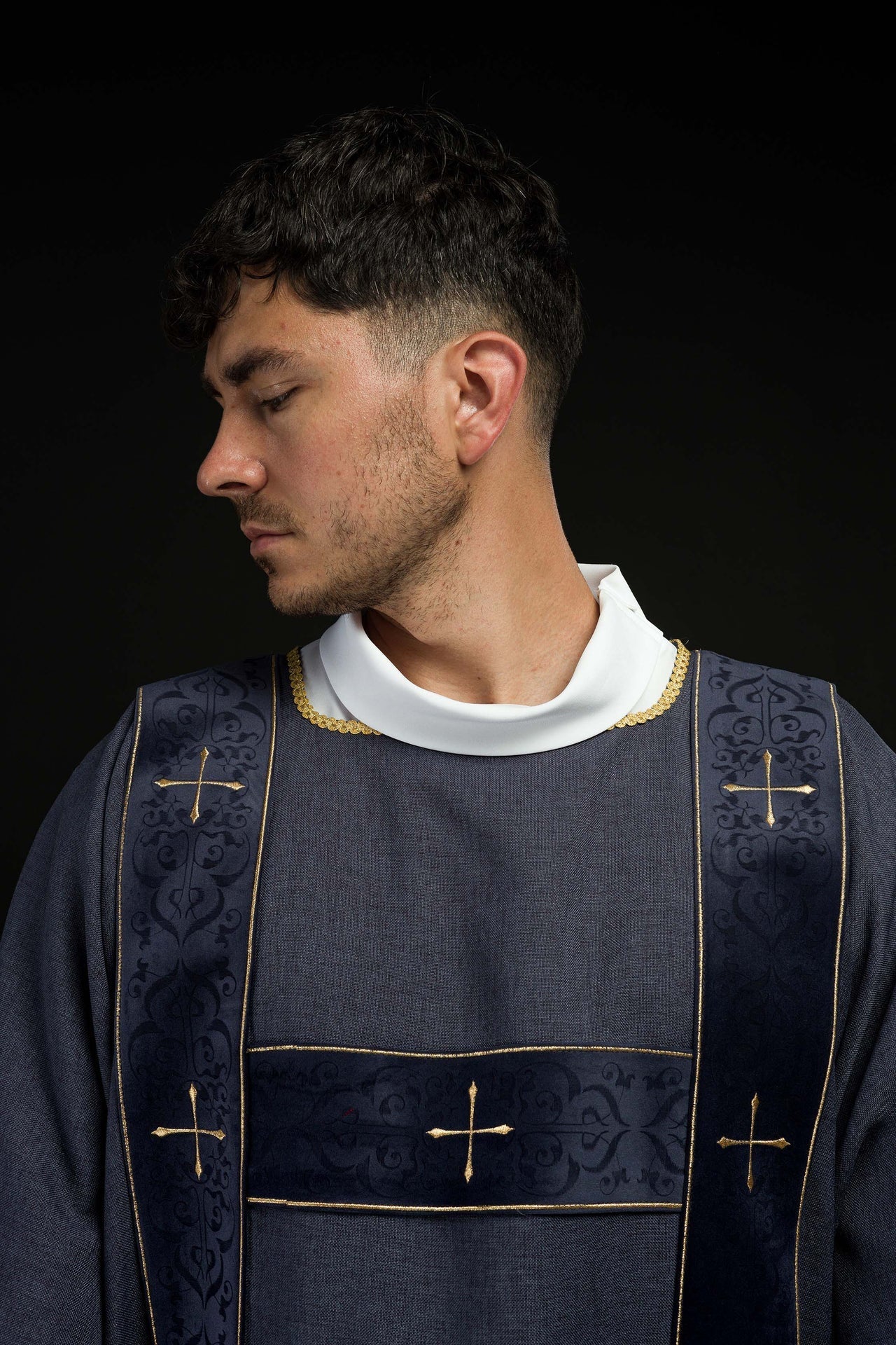 Dalmatik mit Samtbändern und bestickten goldenen Kreuzen lila - MESSGEWANDER.DE