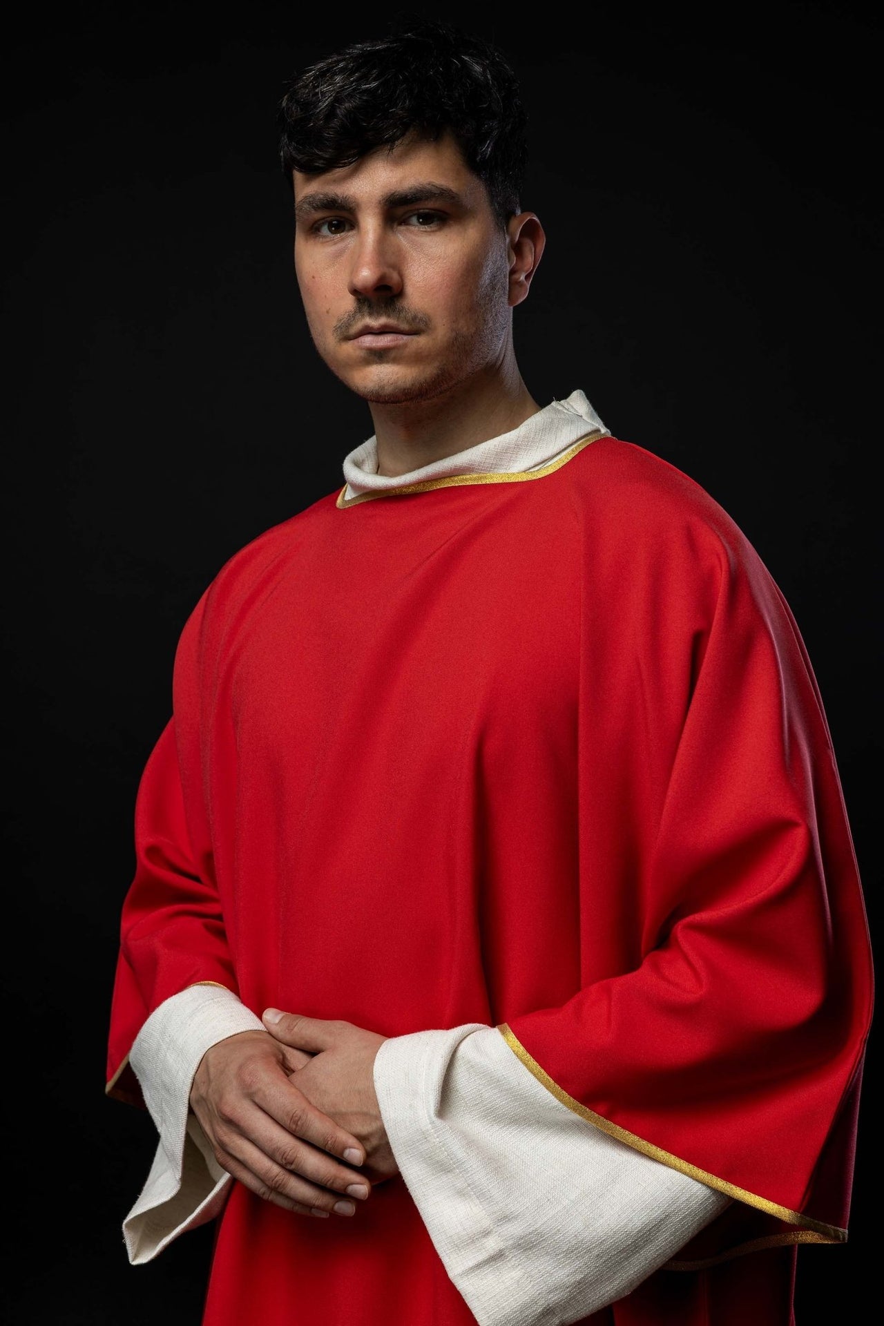 Dalmatyka gładka ze złotą lamówką czerwona