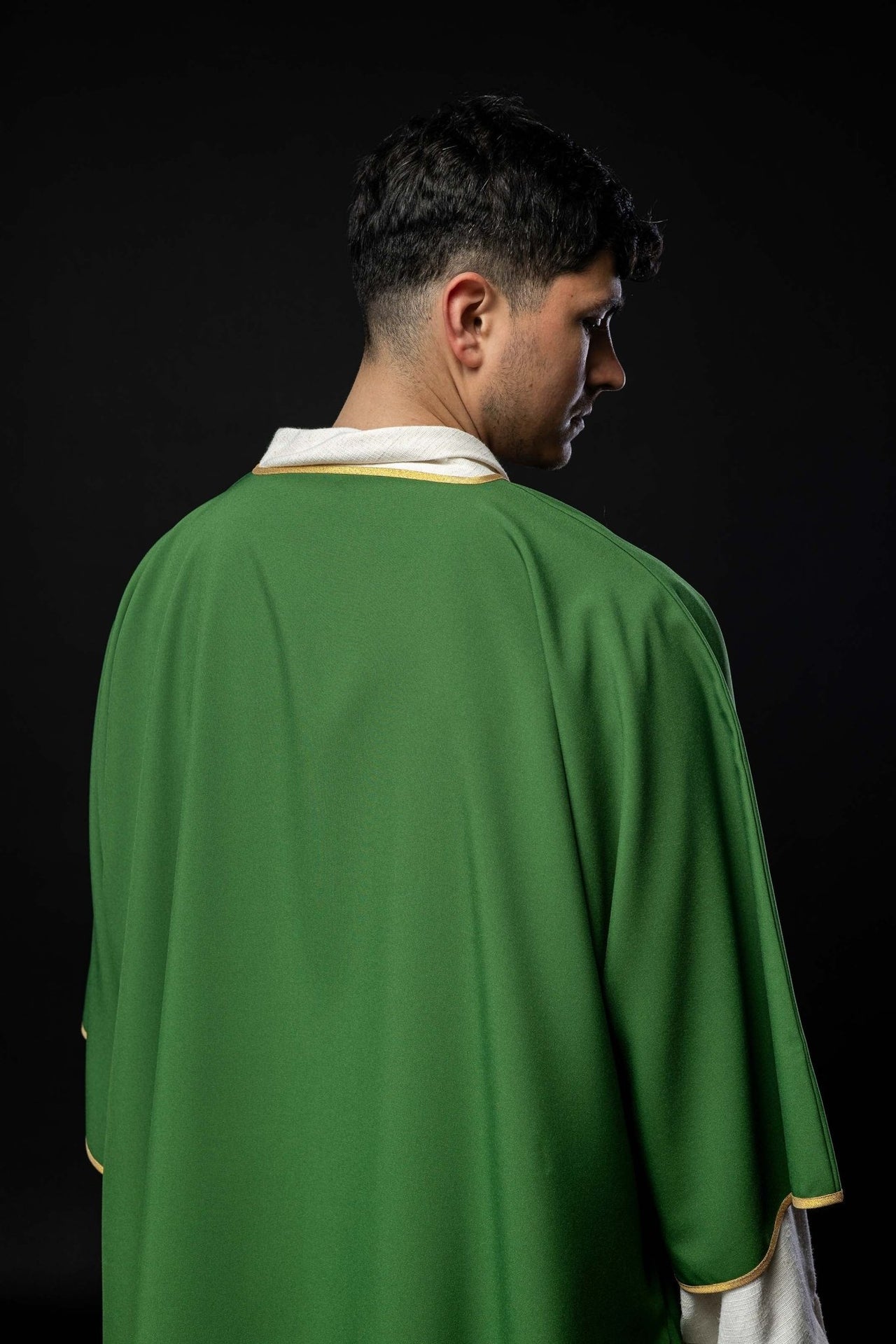 Dalmatyka gładka ze złotą lamówką zielona