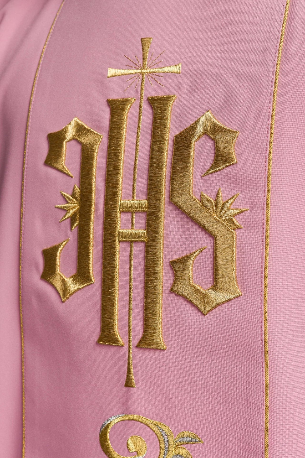 Dalmatyka różowa z haftowanym pasem IHS